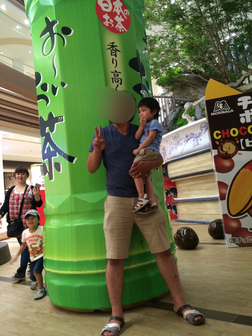 ベージュ系のパンツ、ブルー系のTシャツ/カットソー、ブルー系のTシャツ/カットソーを着用したキッズの夏コーディネートの1枚目の写真