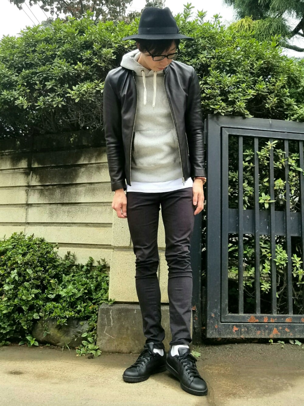 「冬コーデ、モノトーンコーデ、モノトーン、ツバ広ハット、ハット、ライダース、スキニー、黒スキニー、パーカー、レイヤードスタイル」｜「STUDIOUSのSTUDIOUS ソフトラムシングルライダース-made in japan- （ライダースジャケット、ブラック系）」を使った、ひかるんさん（メンズ・180cm）の秋コーディネートの1枚目の写真