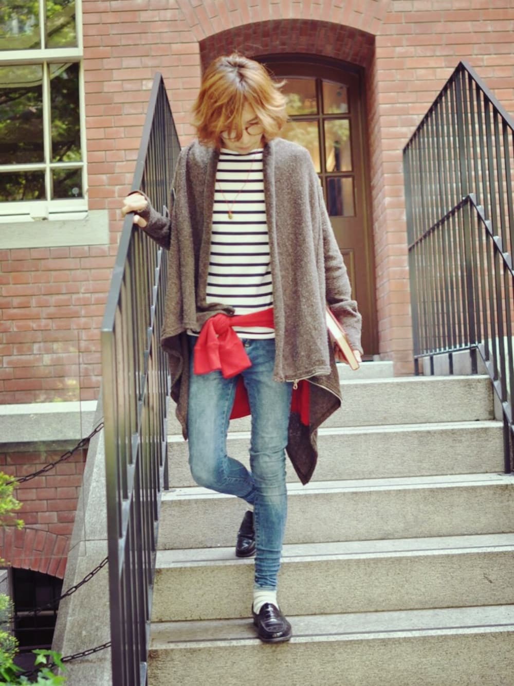 ブラウン系のカーディガン/ボレロ、ホワイト系のTシャツ/カットソー、レッド系のスウェットを着用したメンズの春コーディネートの1枚目の写真