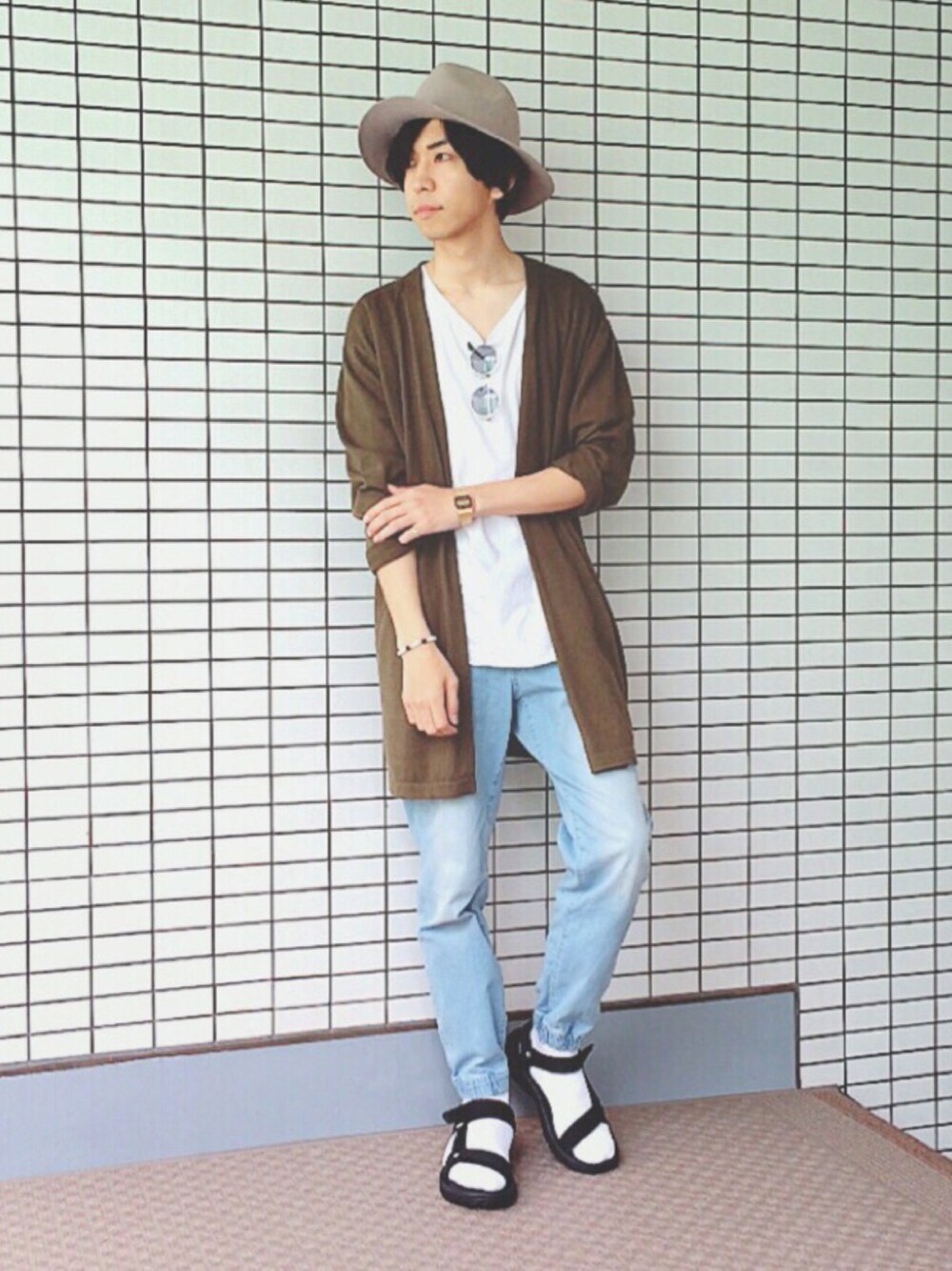 グリーン系のカーディガン/ボレロ、ブルー系のその他パンツ、ホワイト系のTシャツ/カットソーを着用したメンズの春コーディネートの1枚目の写真