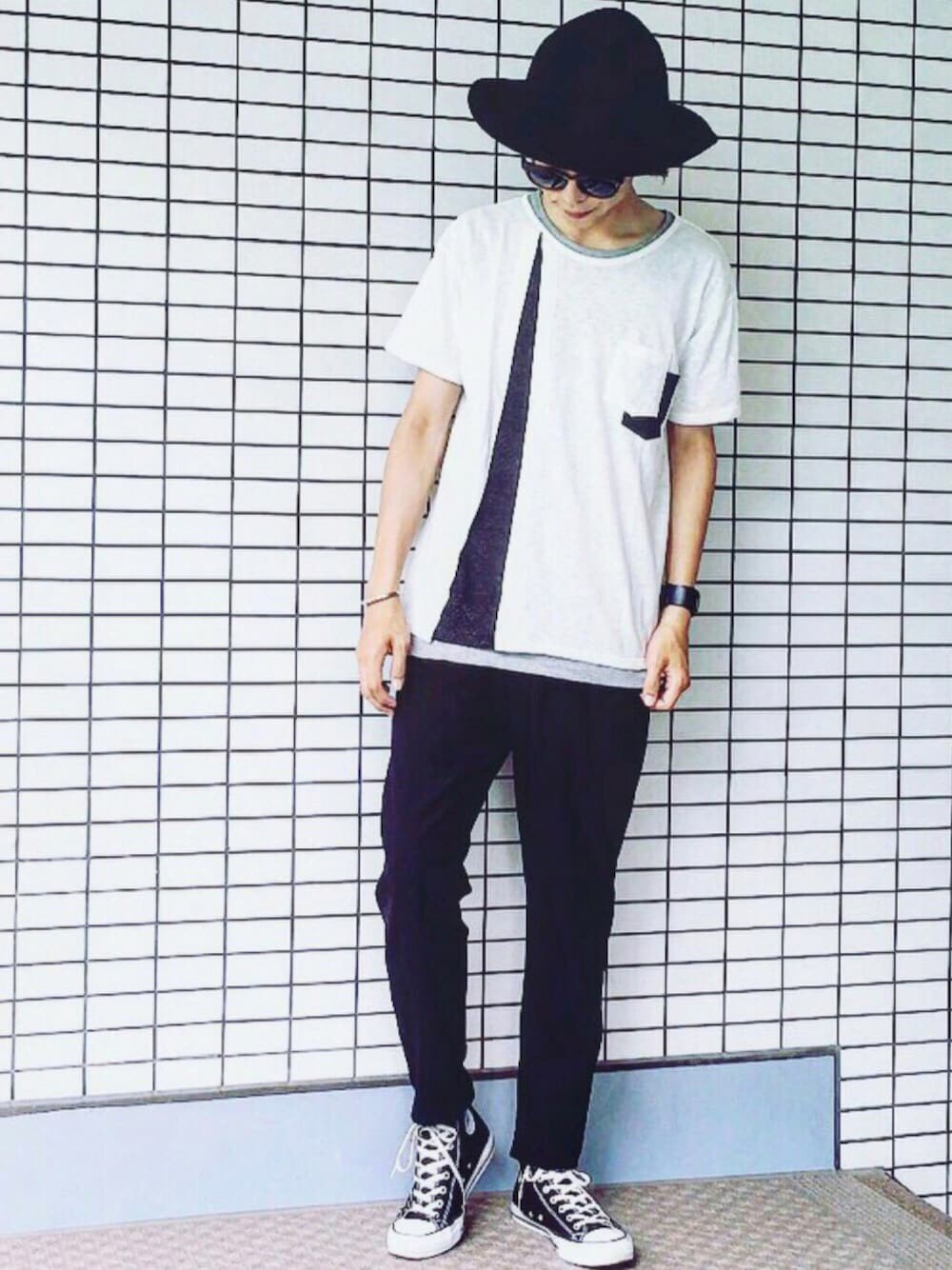 ホワイト系のTシャツ/カットソー、ブラック系のその他パンツ、ブラック系のスニーカーを着用したメンズの夏コーディネートの1枚目の写真