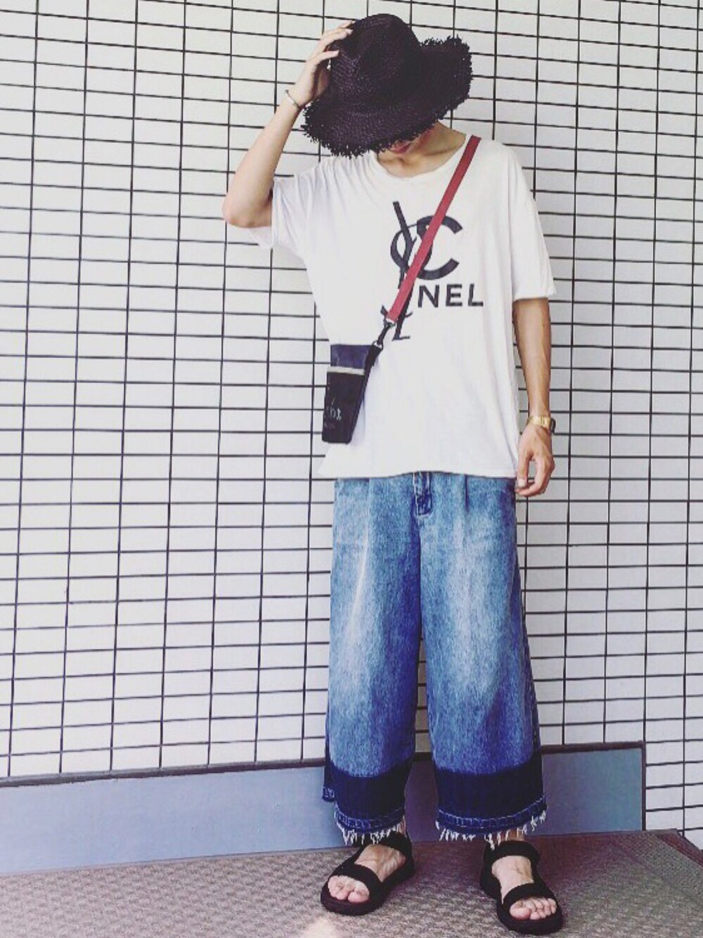 ホワイト系のTシャツ/カットソー、ブルー系のデニムパンツ、ブラック系のサンダルを着用したメンズの夏コーディネートの1枚目の写真