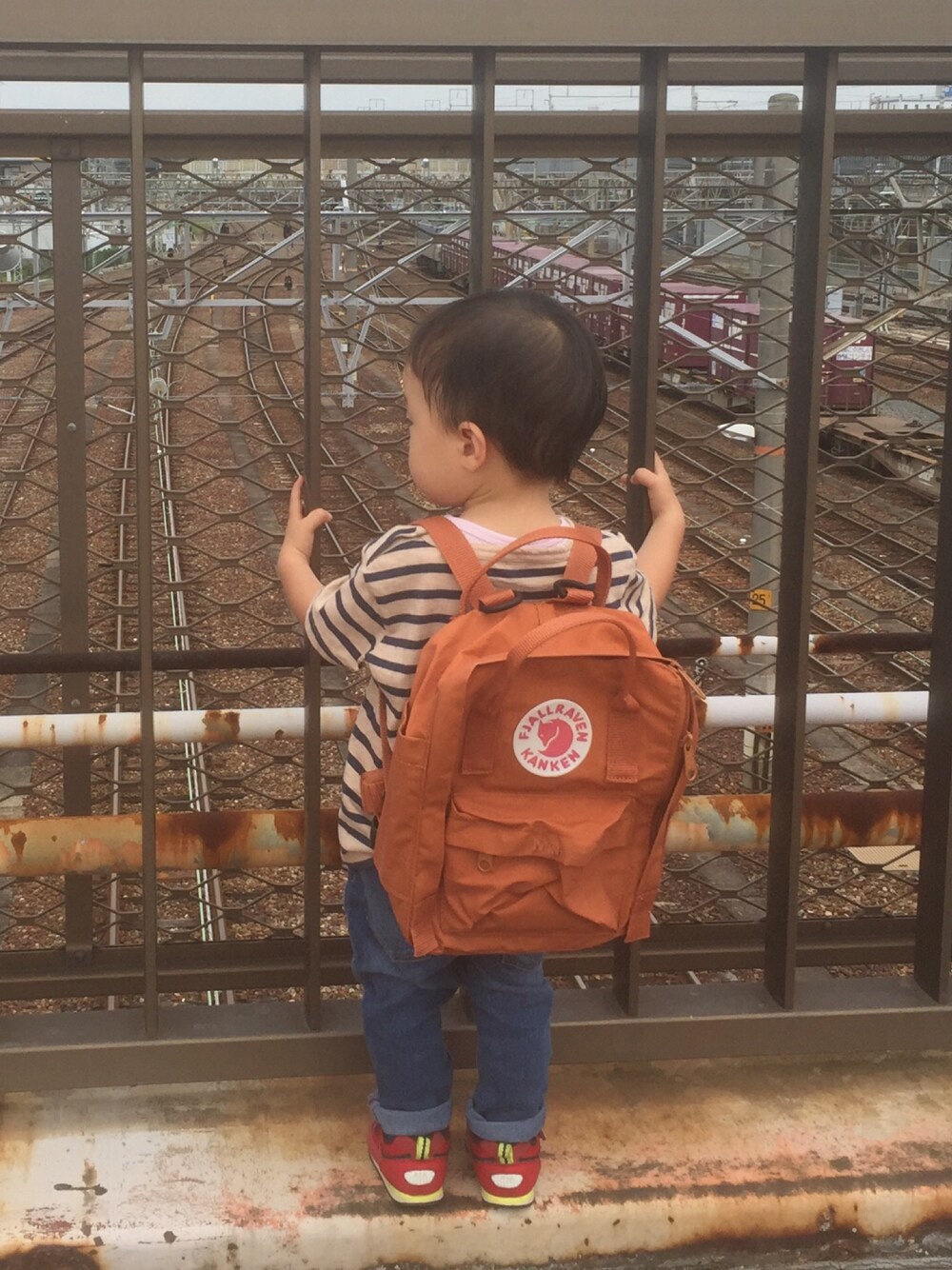 「カンケン、リュック、小鉄、電車」｜「Fjallraven Kankenのアイテム（バックパック/リュック、オレンジ系）」を使った、haruさん（キッズ・80cm）の夏コーディネートの1枚目の写真