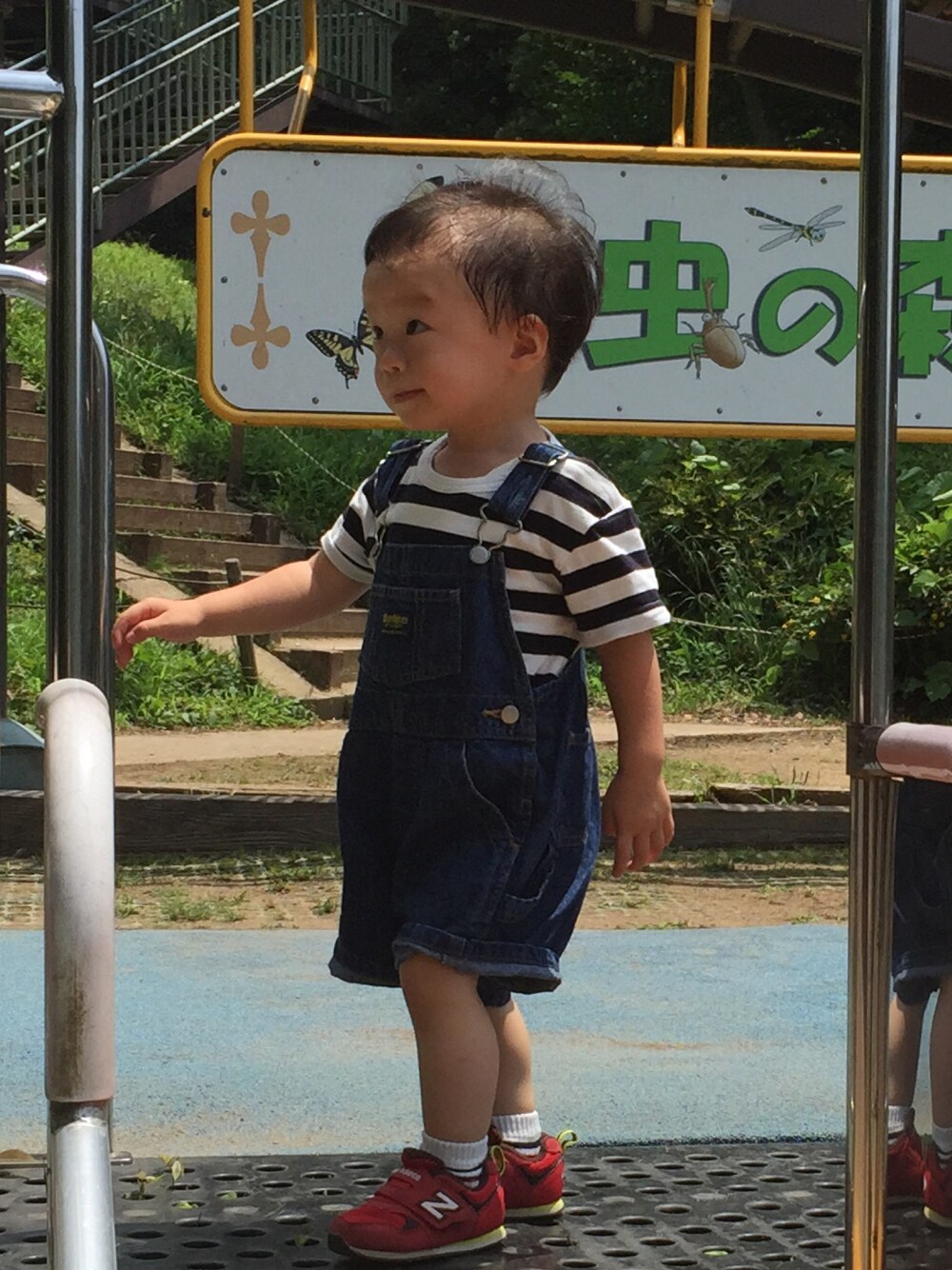 「1歳、息子、息子コーデ、ボーダー、オーバーオール、キッズコーデ、すべりだい」｜「OSHKOSHのアイテム（サロペット/オーバーオール、ブルー系）」を使った、haruさん（キッズ・80cm）の夏コーディネートの1枚目の写真