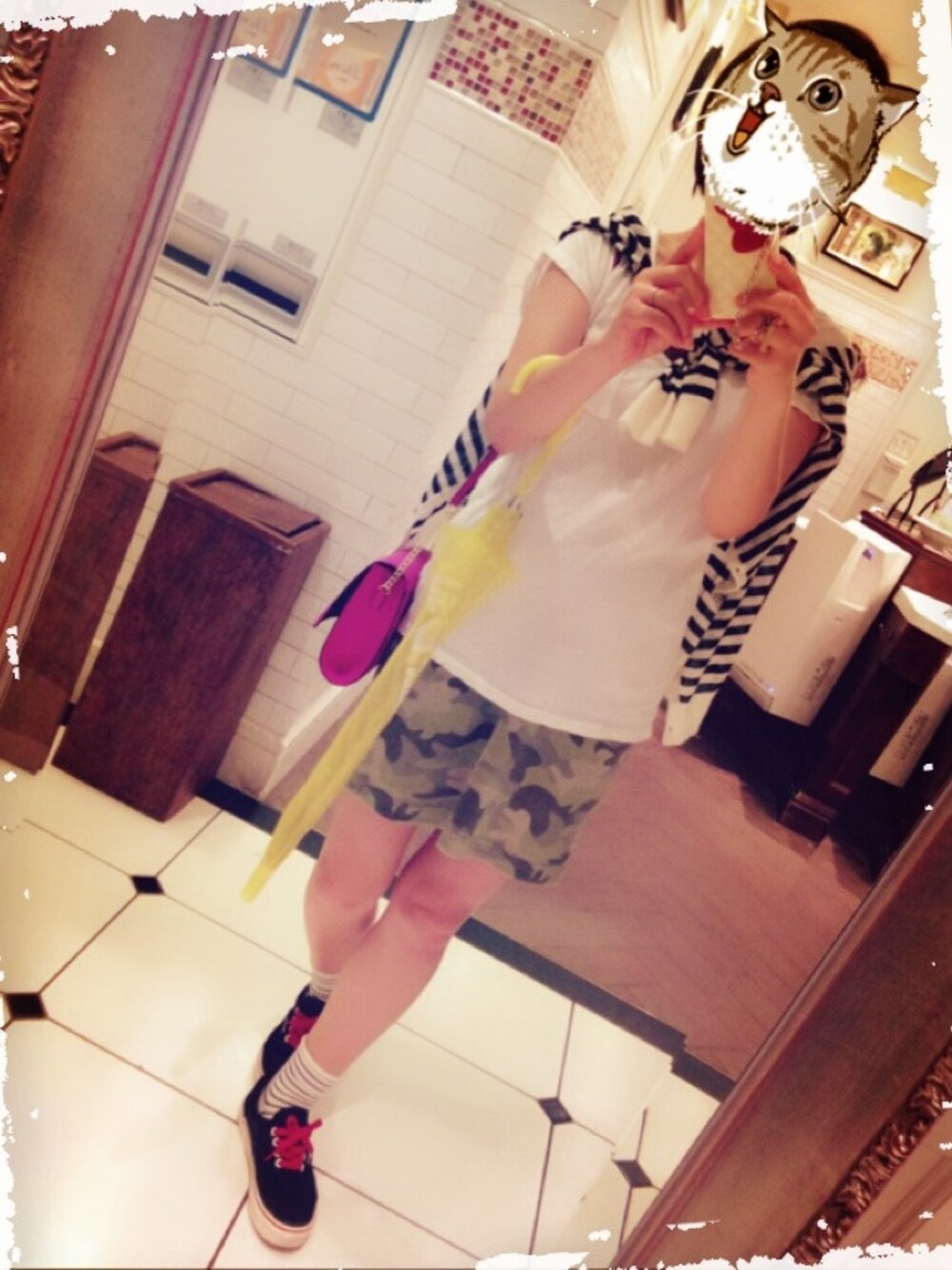 グリーン系のスカート、ホワイト系のカーディガン/ボレロ、ホワイト系のTシャツ/カットソーを着用したレディースの夏コーディネートの1枚目の写真