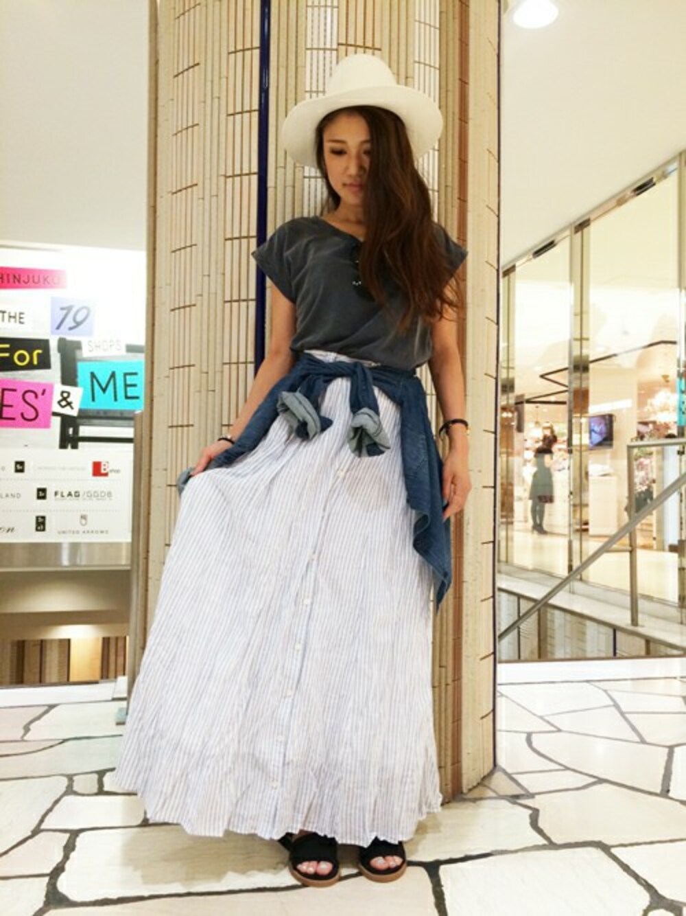 ホワイト系のスカート、ブラック系のシューズを着用したレディースの夏コーディネートの1枚目の写真