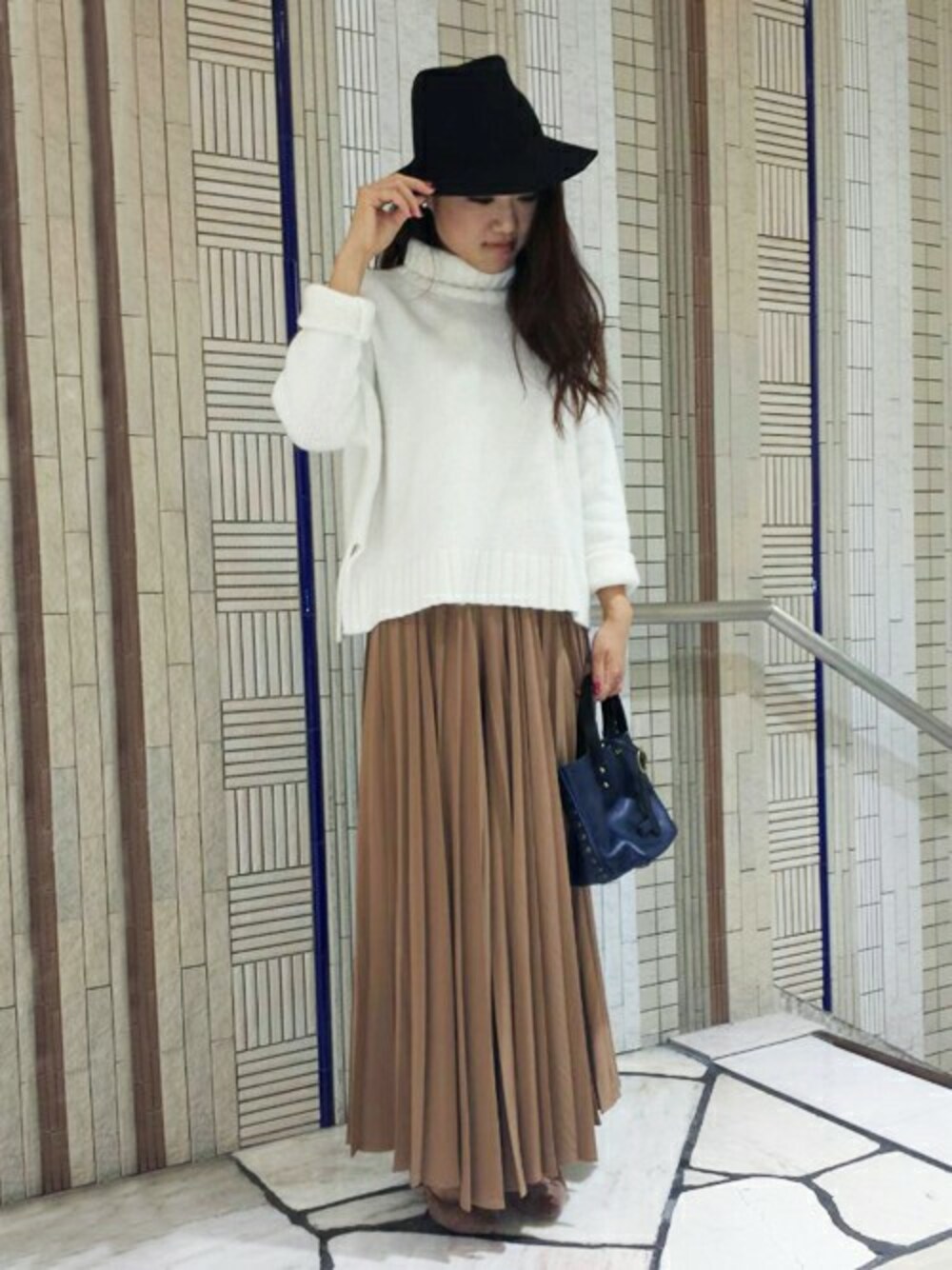 ホワイト系のニット/セーター、ベージュ系のその他パンツ、イエロー系のパンプスを着用したレディースの秋コーディネートの1枚目の写真