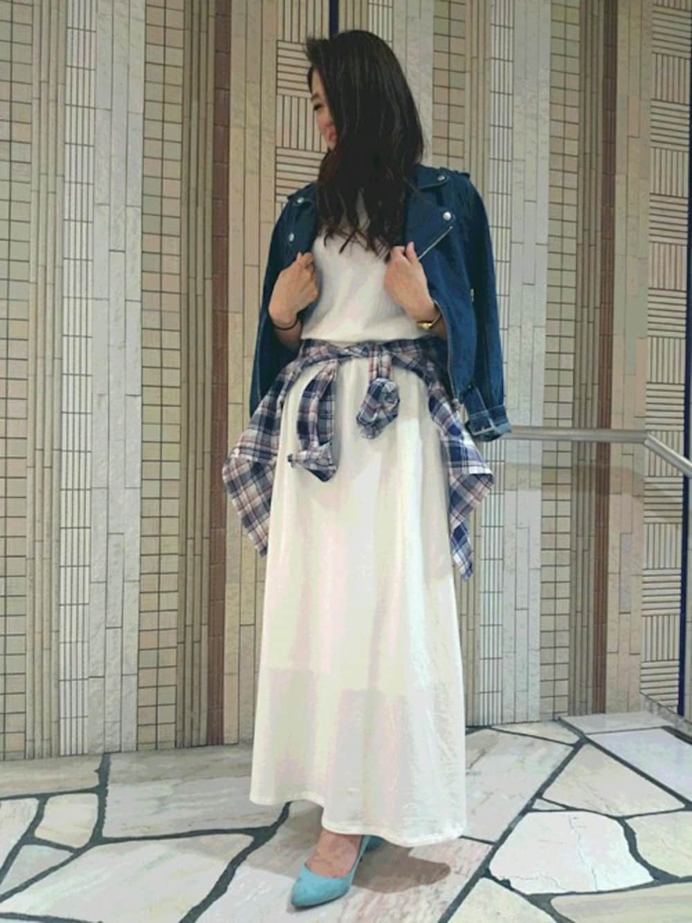 「パンプス、セットアップ、チェックシャツ、ライダース、デニムジャケット、ホワイトコーデ、白×青、ドロシーズ(DRWCYS)、腰巻きスタイル、DRWCYS」｜「DRWCYSのデニムライダースジャケット（ライダースジャケット、ブルー系）」を使った、ARISAさん（レディース・160cm）の春コーディネートの1枚目の写真