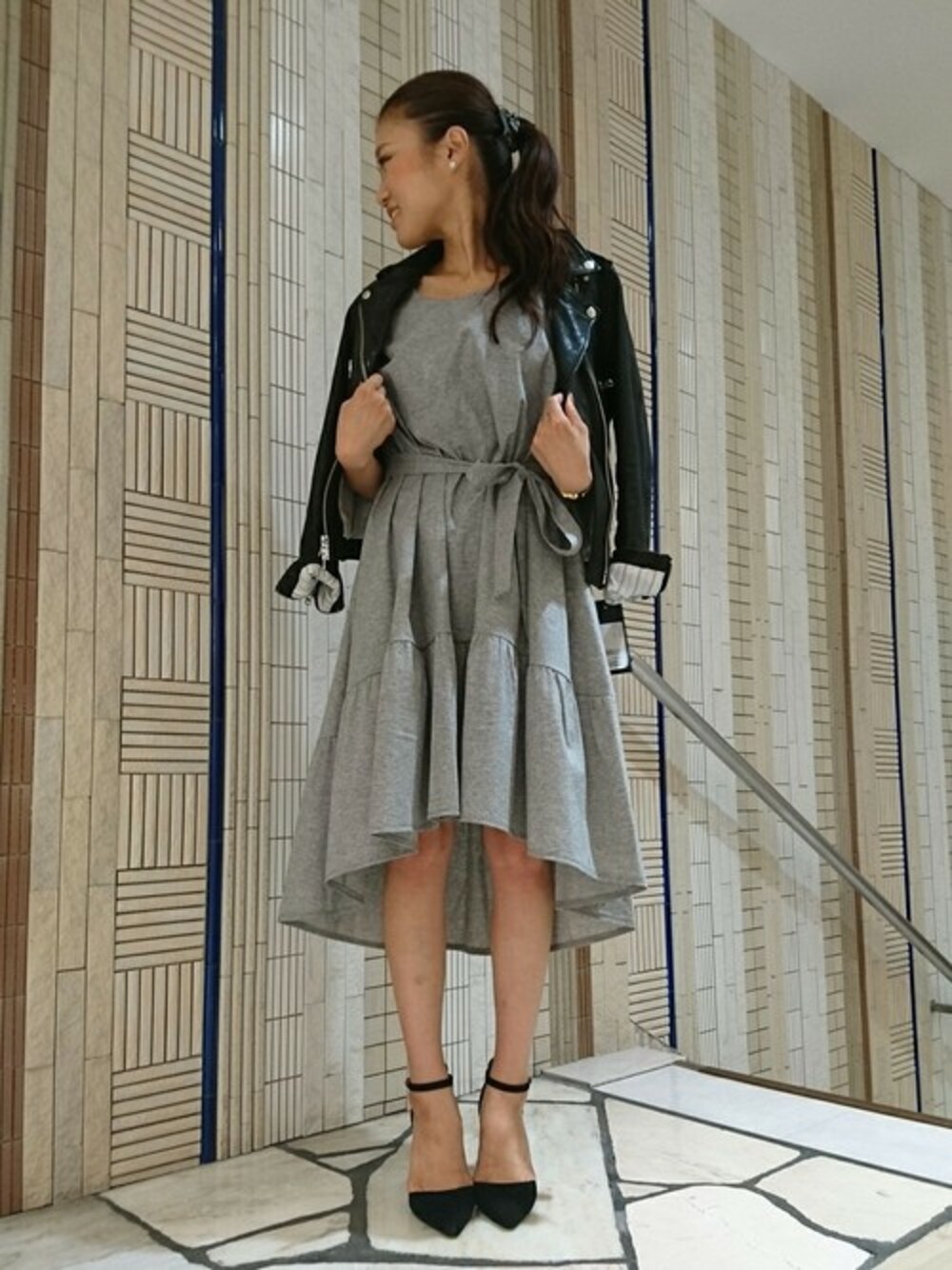 「ワンピース、ブラック、レザージャケット、グレー、ライダース、モノトーン、秋服、ドロシーズ(DRWCYS)、ストラップパンプス、DRWCYS」｜「DRWCYSのレザーライダースジャケット（ライダースジャケット、ブラック系）」を使った、ARISAさん（レディース・160cm）の秋コーディネートの1枚目の写真