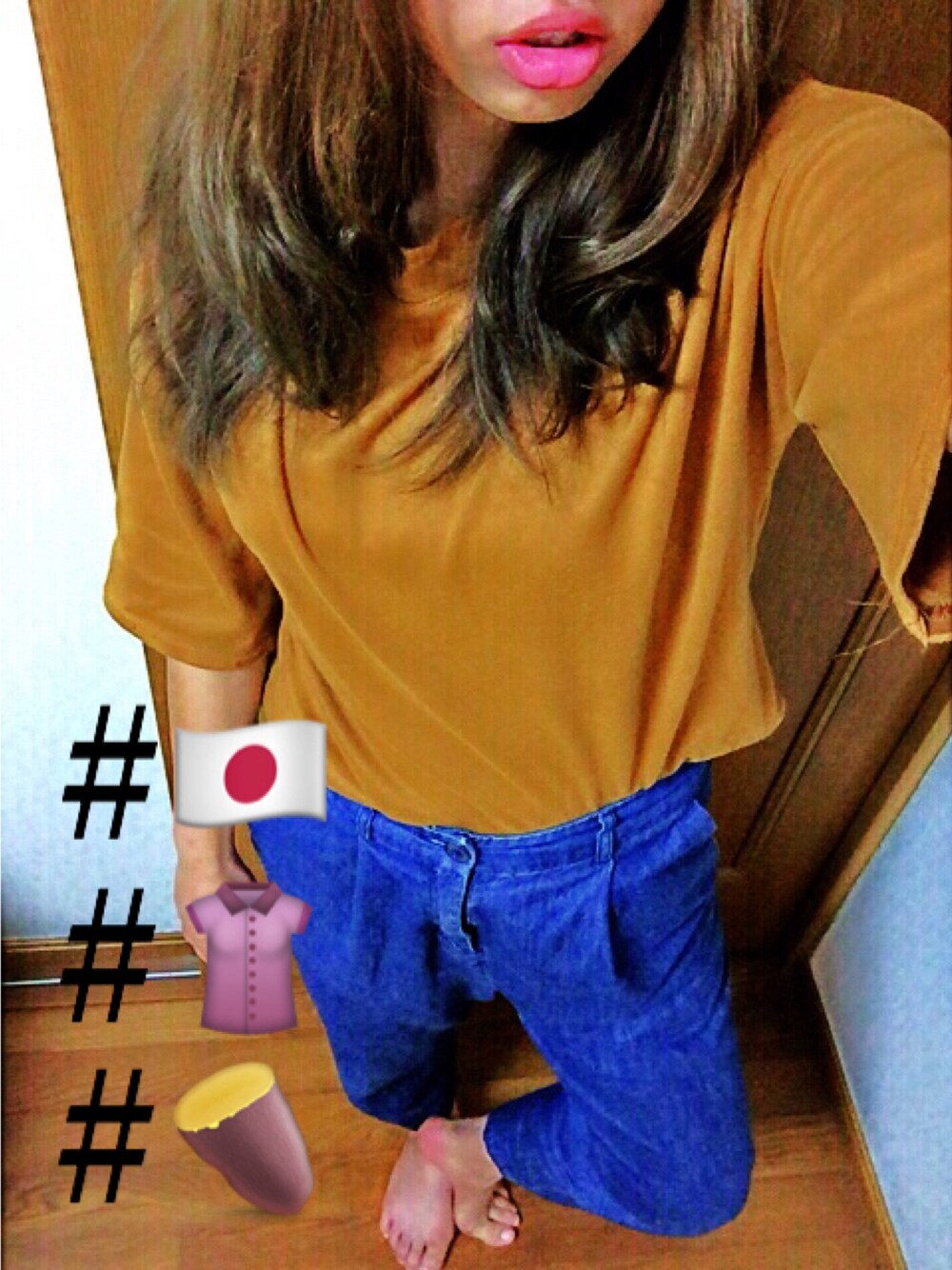 「そろそろ秋ですね、黄色系、ジーパン、好き、靴、はいてない、はだし、寒い。笑」｜「通販のアイテム（トップス、オレンジ系）」を使った、みきてぃさん（レディース・158cm）の秋コーディネートの1枚目の写真