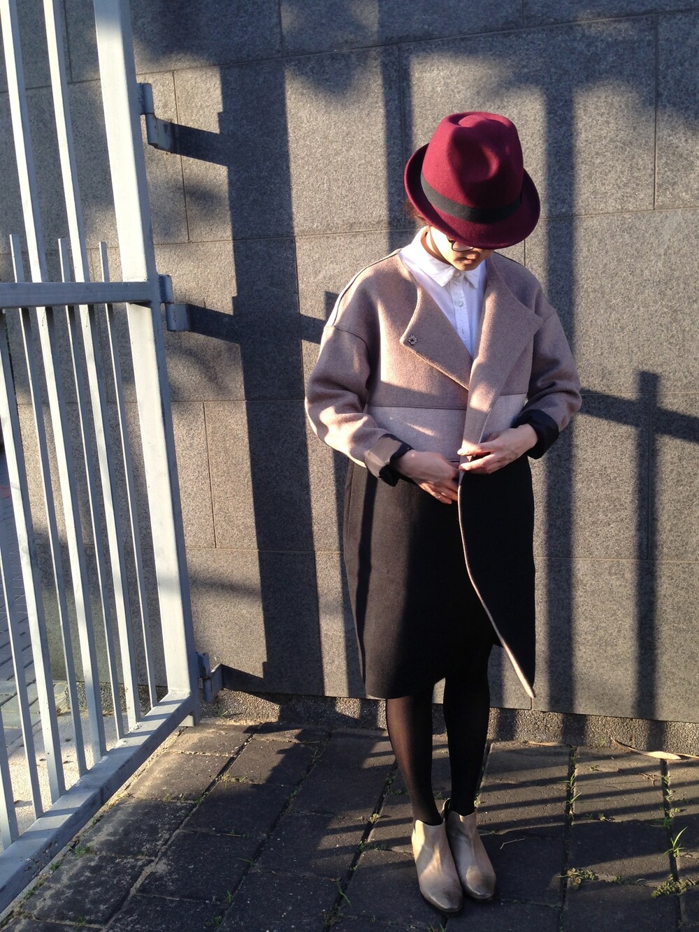 ベージュ系のダッフルコート、ホワイト系のシャツ/ブラウス、グレー系のブーティを着用したレディースの秋コーディネートの1枚目の写真