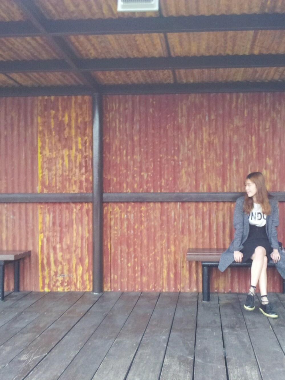 ブラック系のドレスを着用したレディースの冬コーディネートの1枚目の写真