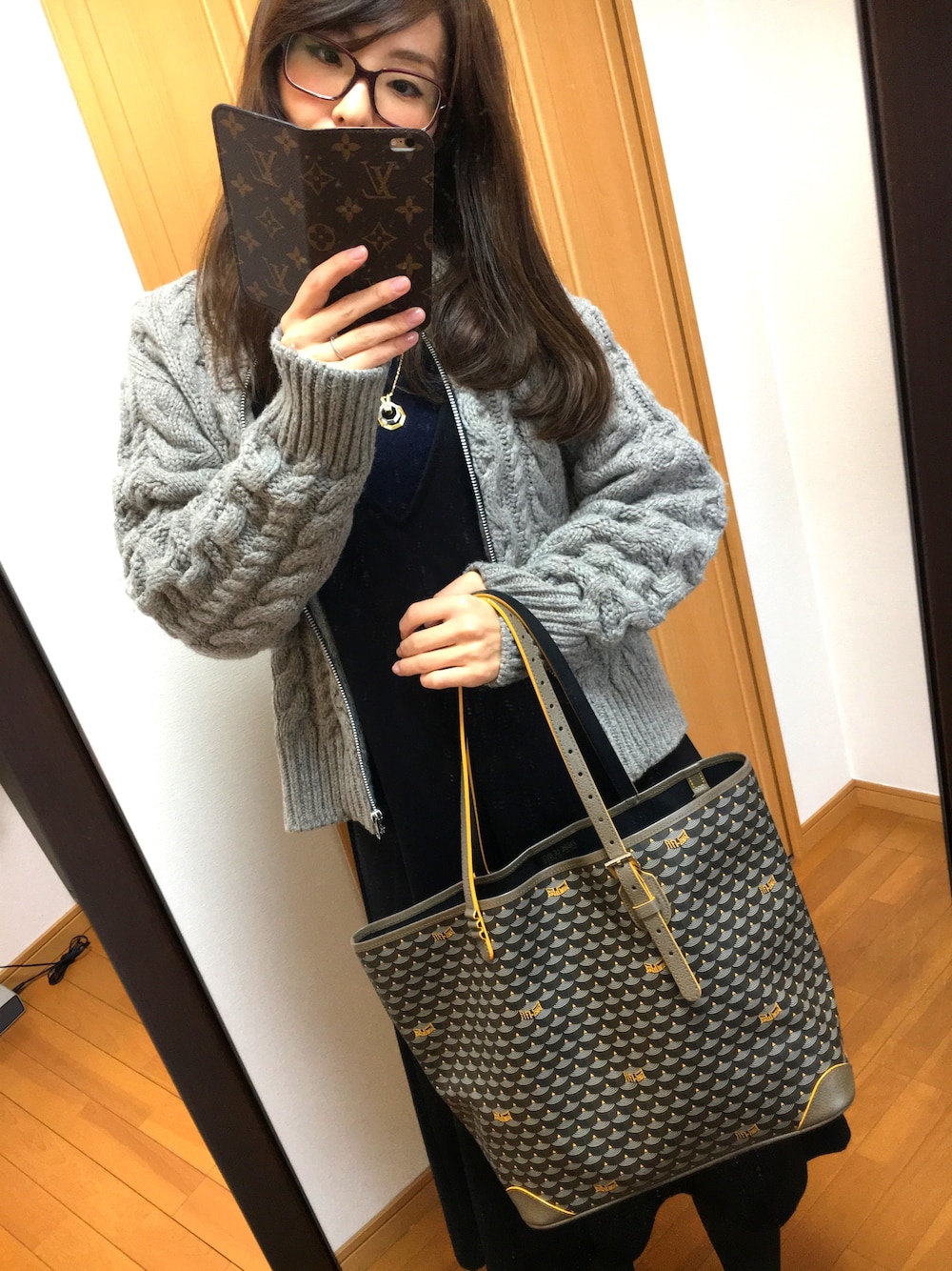 「秋冬、タートルネック、セーター、トートバッグ、めがね、メガネ女子、グレー」｜「RireVieのアイテム（ジャケット/アウター、グレー系）」を使った、そらのすけさん（レディース・164cm）の秋コーディネートの1枚目の写真