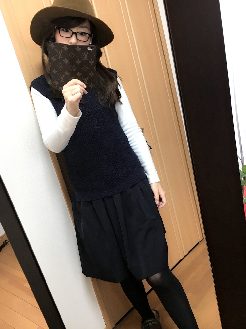 「冬、スカート、スカートスタイル、おでかけコーデ、女の子コーデ、ハットコーデ」｜「ROPE'のリネンニットベスト（ベスト、ブルー系）」を使った、そらのすけさん（レディース・164cm）の秋コーディネートの1枚目の写真