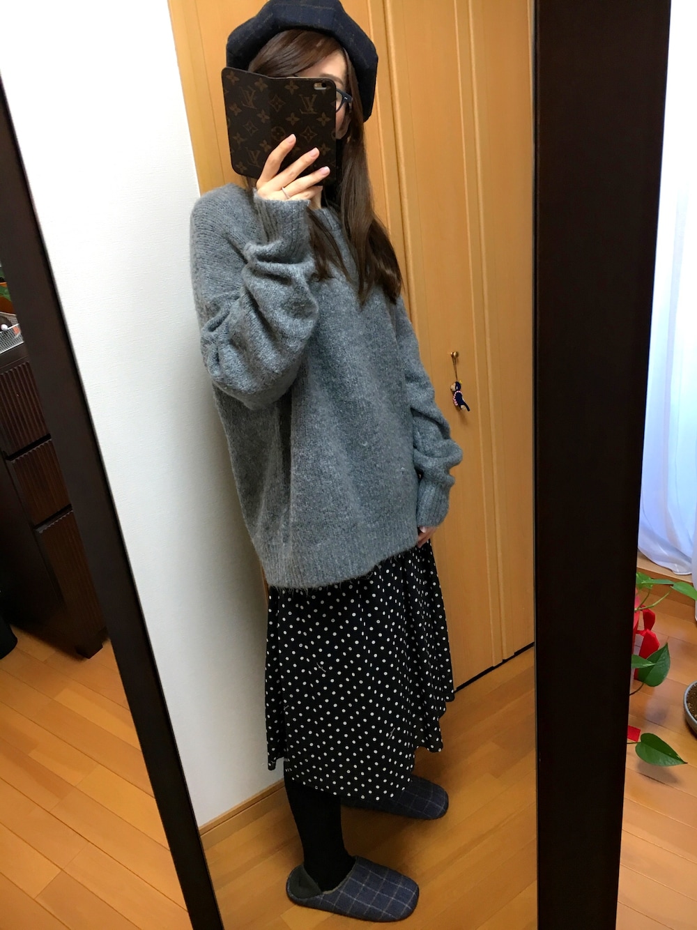 「カジュアルコーデ、シンプル、めがね、メガネ女子、メガネ×帽子、ざっくりニット、ザラ、スカートスタイル」｜「LOIS CRAYONのアイテム（スカート、ブラック系）」を使った、そらのすけさん（レディース・164cm）の秋コーディネートの1枚目の写真