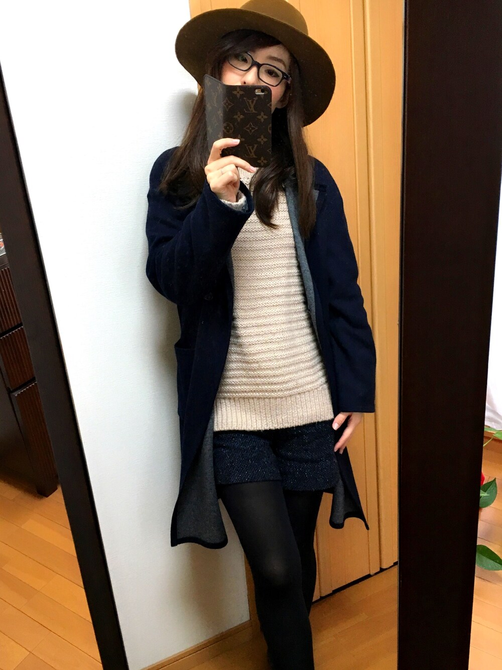 「冬、カジュアル、ショートパンツ、ハット、ハットコーデ、ざっくりニット、クルマ移動スタイル、タイツ、コート」｜「H&M DIVIDEDのアイテム（ニット/セーター、ピンク系）」を使った、そらのすけさん（レディース・164cm）の秋コーディネートの1枚目の写真