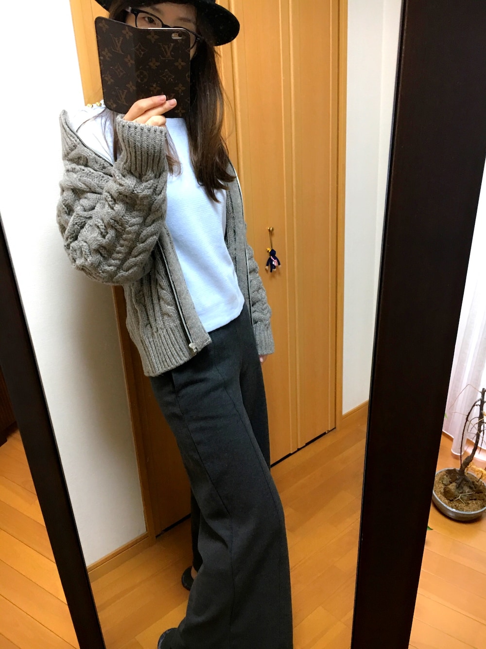 「冬のコーデ、タートルネック、ベスト、ラフ、ハットコーデ、UNIQLO」｜「UNIQLOのWOMEN ワイドパンツ（その他パンツ、ブラック系）」を使った、そらのすけさん（レディース・164cm）の冬コーディネートの1枚目の写真
