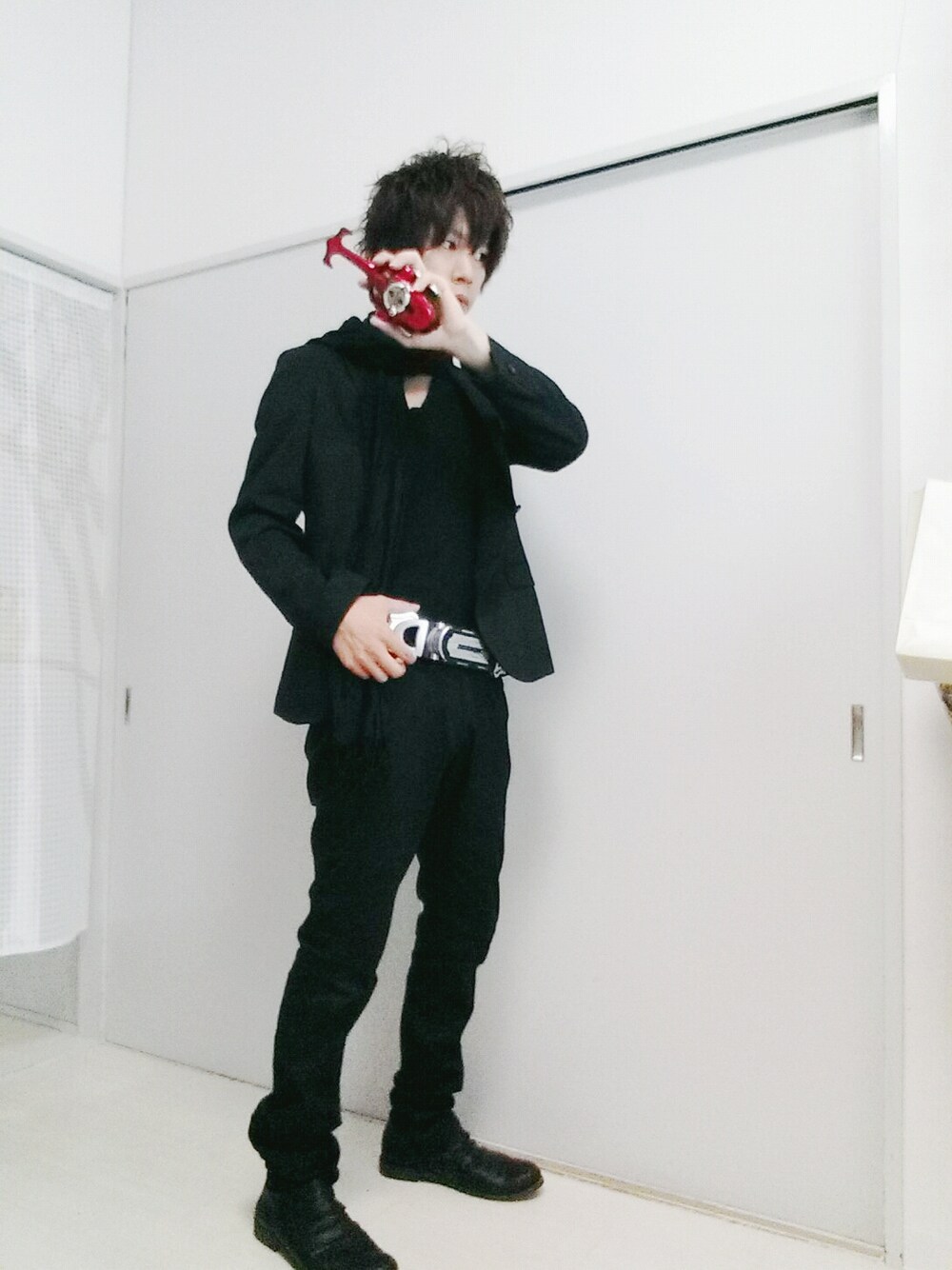 「仮面ライダー、カブトゼクター、仮面ライダーカブト、オールブラック、結婚式二次会スタイル」｜「ZECTのまえから（ベルト、レッド系）」を使った、n.y.a h.h さん（メンズ・165cm）の秋コーディネートの1枚目の写真