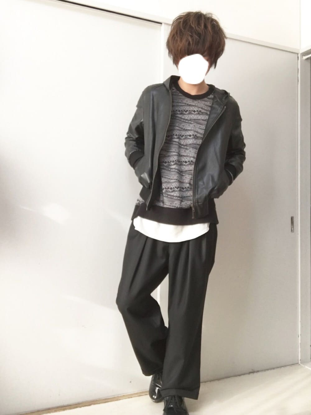 グレー系のスウェット、ブラック系のパーカー、ブラック系のスニーカーを着用したメンズの春コーディネートの1枚目の写真