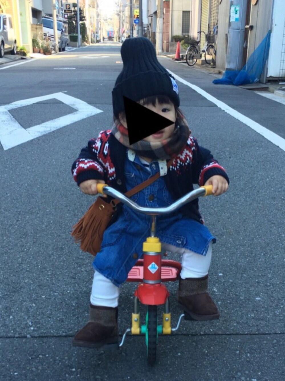 「LEEコラボデニム、ハリスツイード×しまむら、シャツワンピ、デニムワンピース、ニット帽」｜「Leeのアイテム（ニットキャップ/ビーニー、ブラック系）」を使った、yu_aさん（キッズ・90cm）の冬コーディネートの1枚目の写真