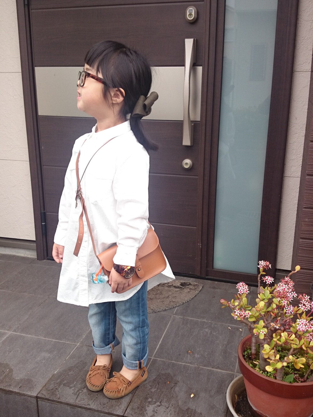 「春コーデ、5歳、シャツワンピ、ミネトンカ、ダテメガネ」｜「petit mainのフラップポケットつきシャツワンピース（ワンピース、ホワイト系）」を使った、なのパパさん（キッズ・110cm）の春コーディネートの1枚目の写真