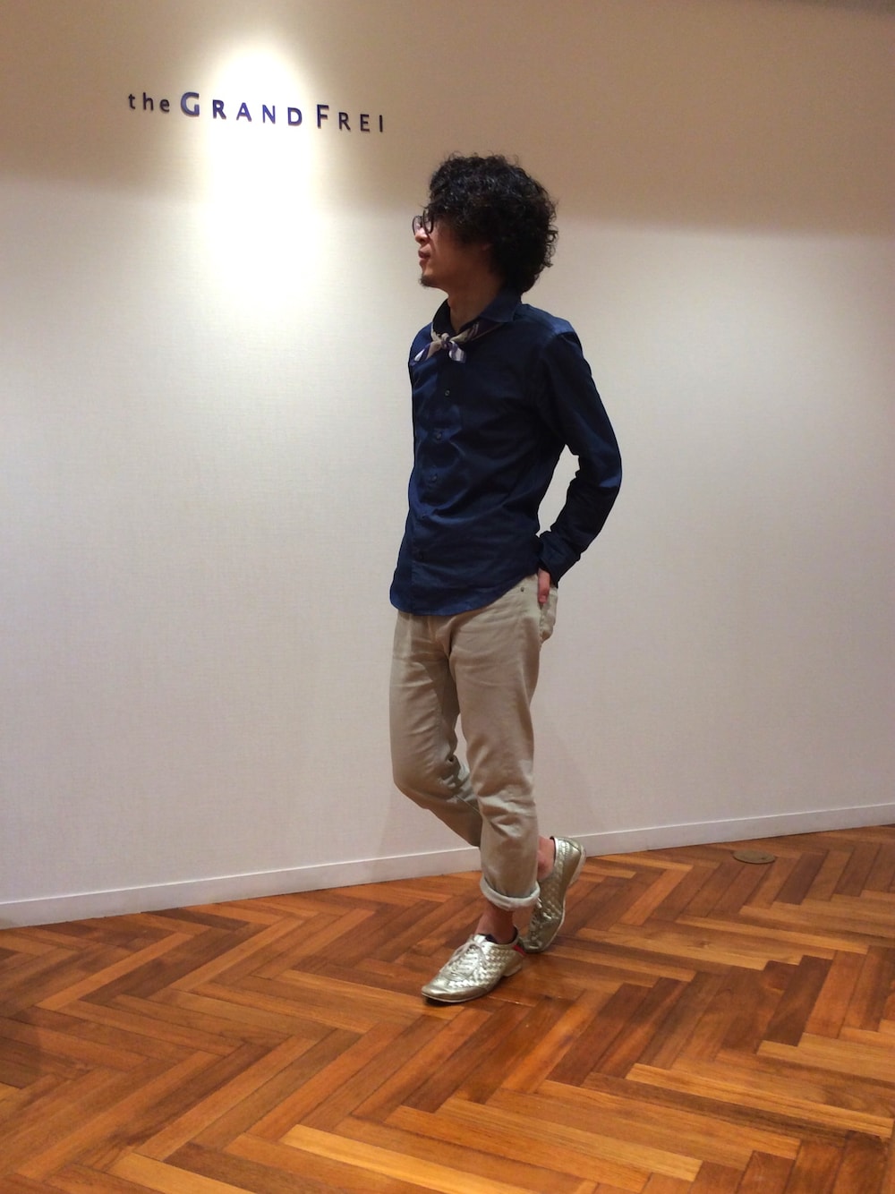 ブルー系のシャツ/ブラウスを着用したメンズの冬コーディネートの1枚目の写真