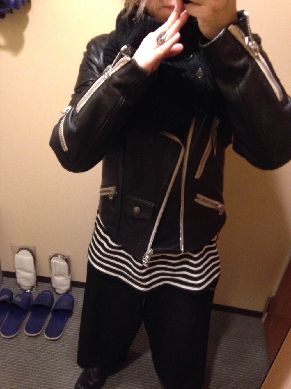 「yohjiyamamoto、Saint Laurent」｜「Yohji Yamamotoのアイテム（Tシャツ/カットソー、ホワイト系）」を使った、shinyaさん（メンズ・171cm）の冬コーディネートの1枚目の写真