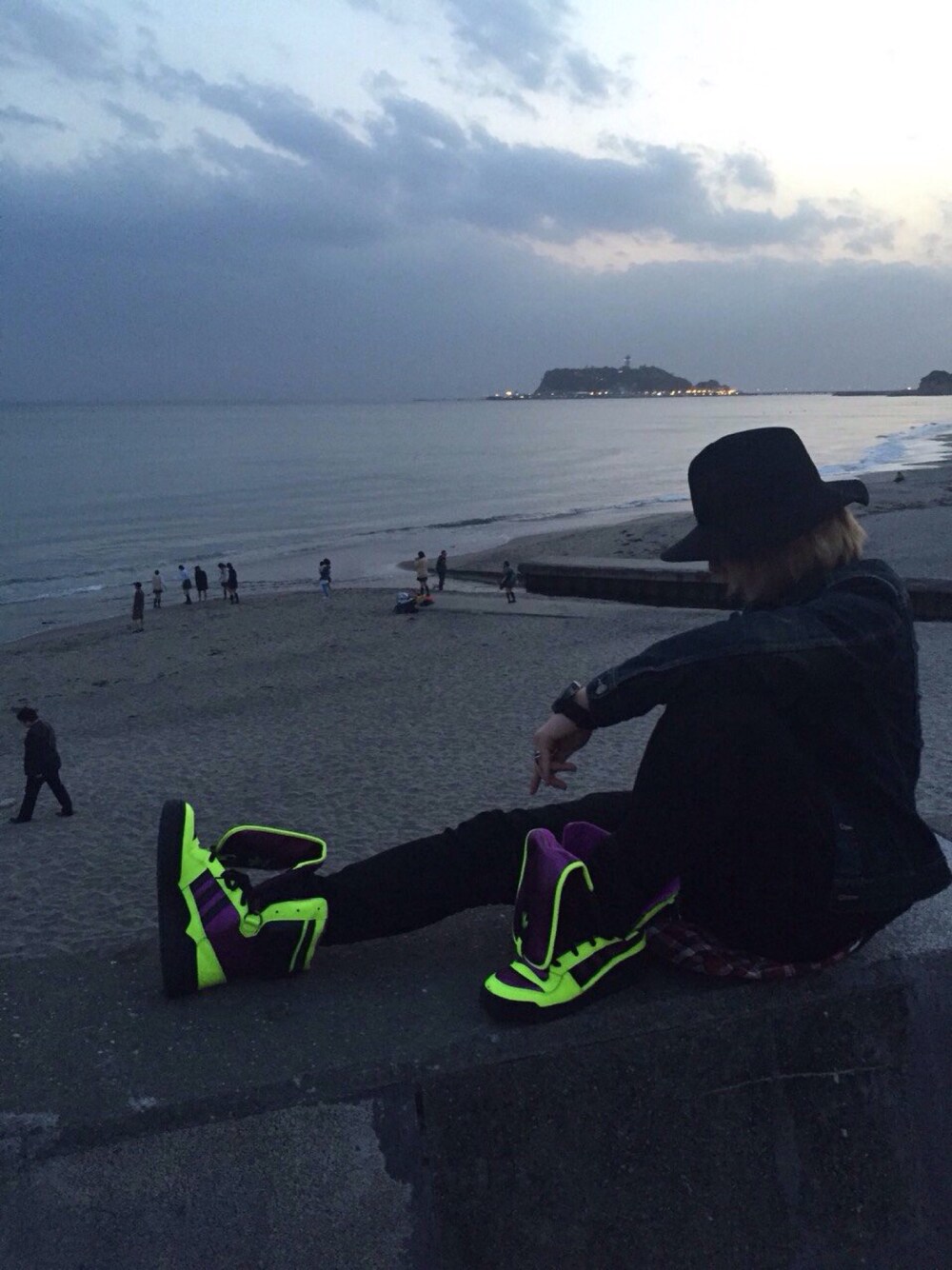 「Diesel、adidas Originals by JEREMY SCOTT、Saint Laurent」｜「no brandのアイテム（ハット、ブラック系）」を使った、shinyaさん（メンズ・171cm）の春コーディネートの1枚目の写真