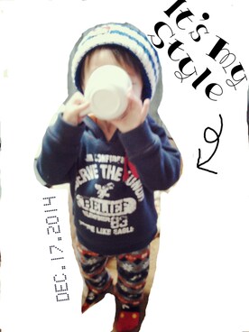 「アイテム（デニムパンツ、レッド系）」を使った、mizukinさん（キッズ・80cm）の冬コーディネート