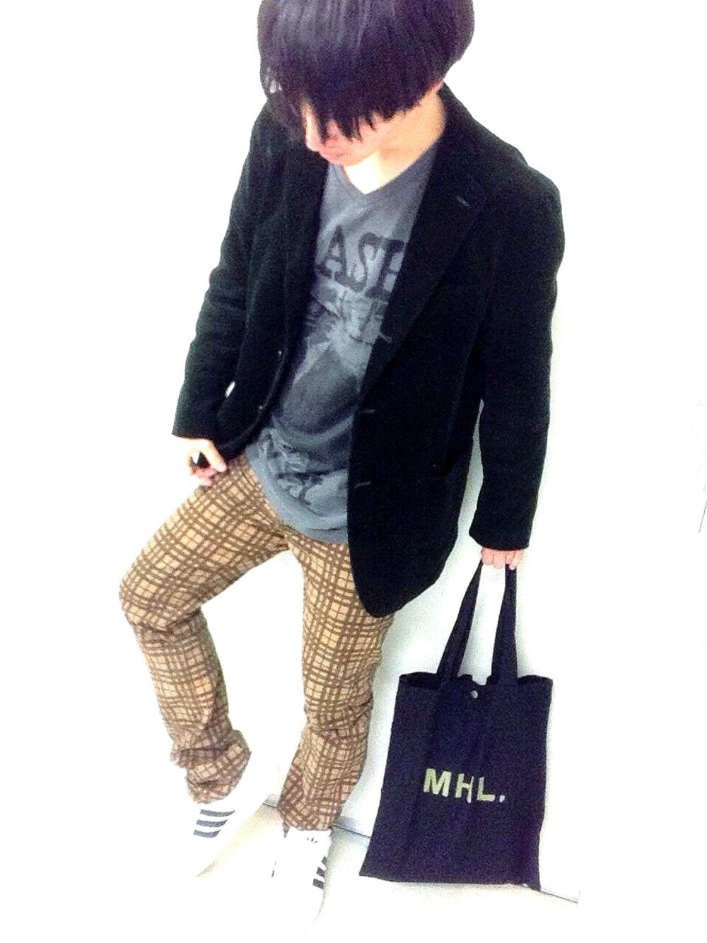 その他のTシャツ/カットソー、ブラック系のトートバッグ、ホワイト系のスニーカーを着用したメンズの冬コーディネートの1枚目の写真