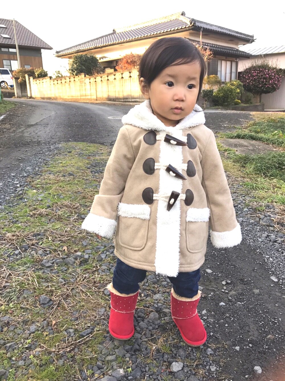 「1歳2ヶ月、おんなのこ、バースデイ、babygap、お散歩♪、ダッフルコート、デニムパンツ、ムートンブーツ」｜「Birthdayのアイテム（ダッフルコート、ベージュ系）」を使った、noaさん（キッズ・70cm）の秋コーディネートの1枚目の写真