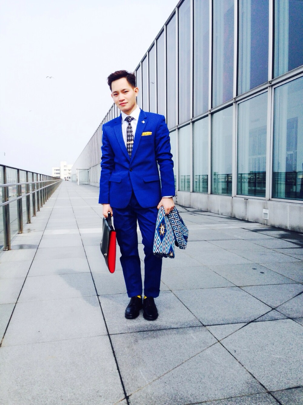 ブラック系のドレスシューズ、ホワイト系のシャツ/ブラウス、ブルー系のアナログ腕時計を着用したメンズの春コーディネートの1枚目の写真