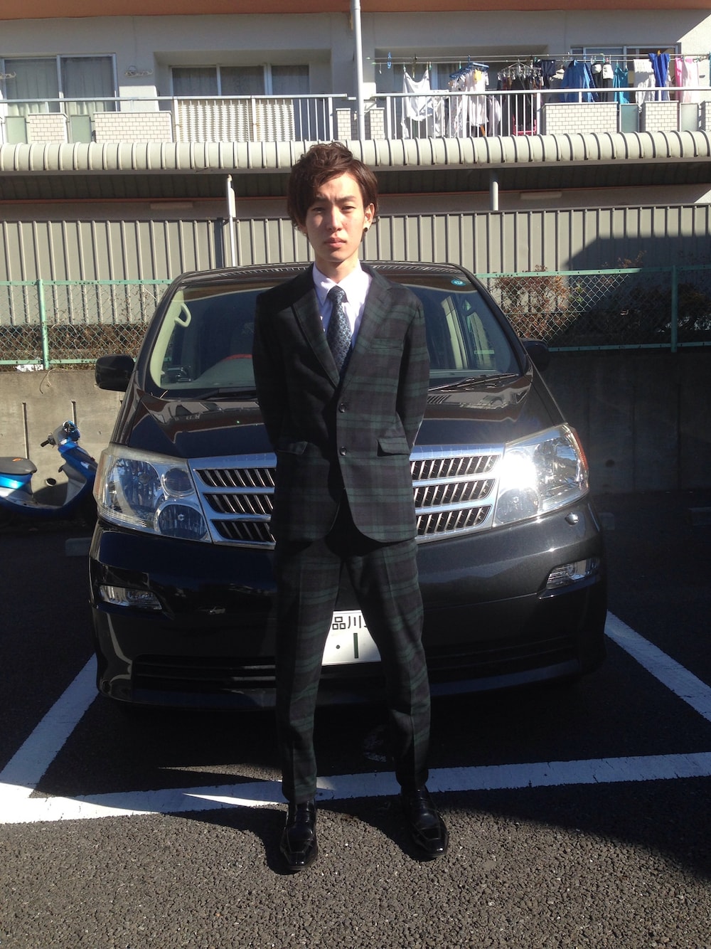 グリーン系のセットアップ、グリーン系のセットアップ、ブルー系のネクタイを着用したメンズの春コーディネートの1枚目の写真