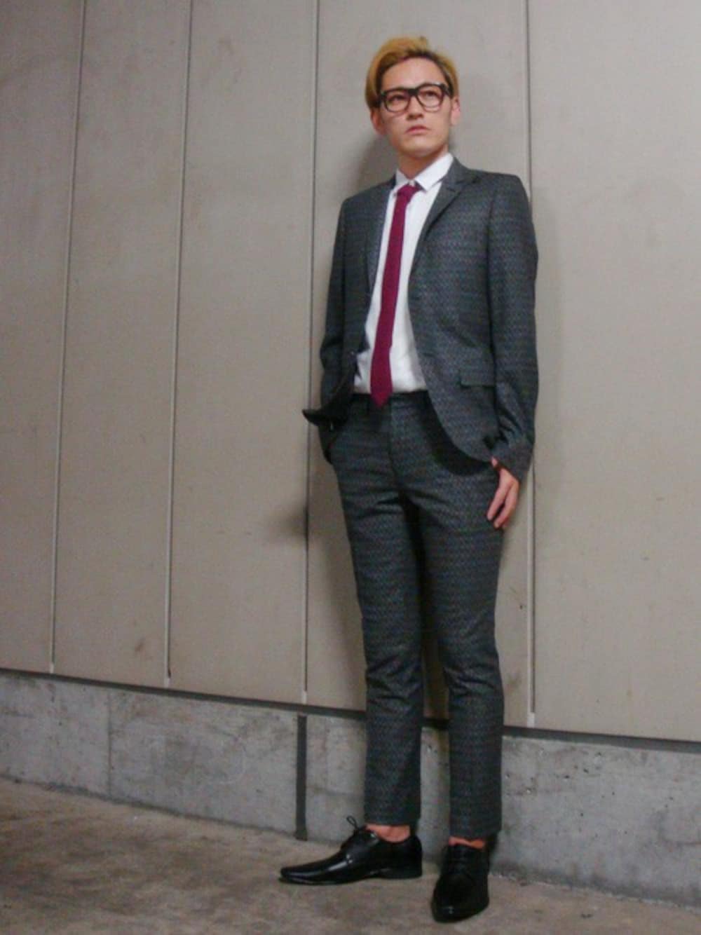 「スーツ、TOPMAN、トップマン」｜「TOPMANのGREY JACQUARD SKINNY SUIT JACKET/グレージャカードスキニースーツジャケット（スーツジャケット、グレー系）」を使った、TOPMAN スタッフさん（メンズ・180cm）の春コーディネートの1枚目の写真