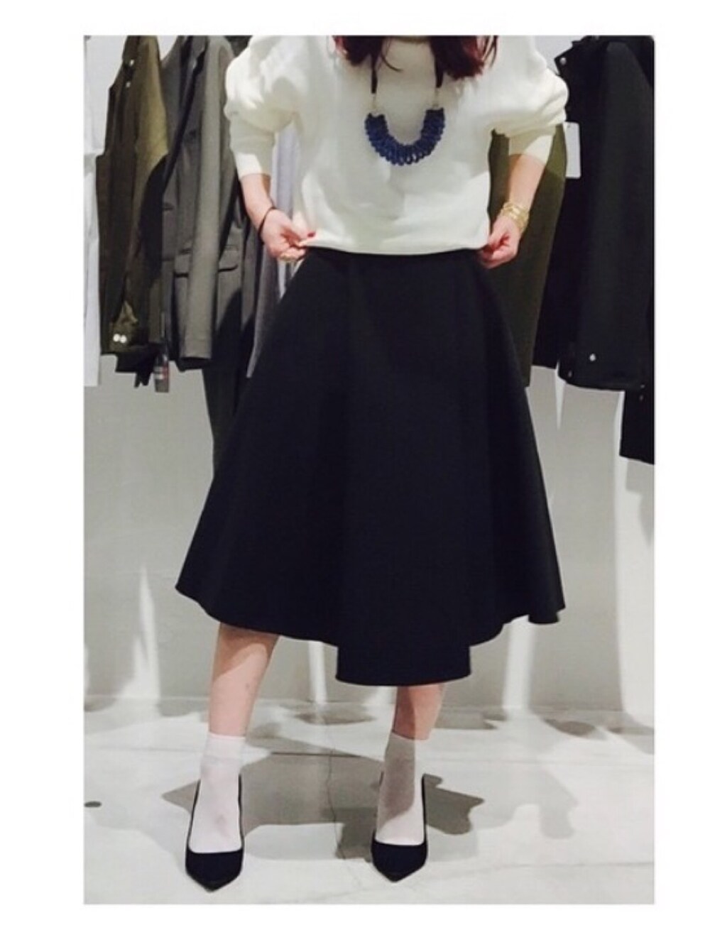 「spring、skirt、モノトーン、UNITED TOKYO」｜「UNITED TOKYOのアイテム（ネックレス、ブルー系）」を使った、azukiさん（レディース・158cm）の春コーディネートの1枚目の写真
