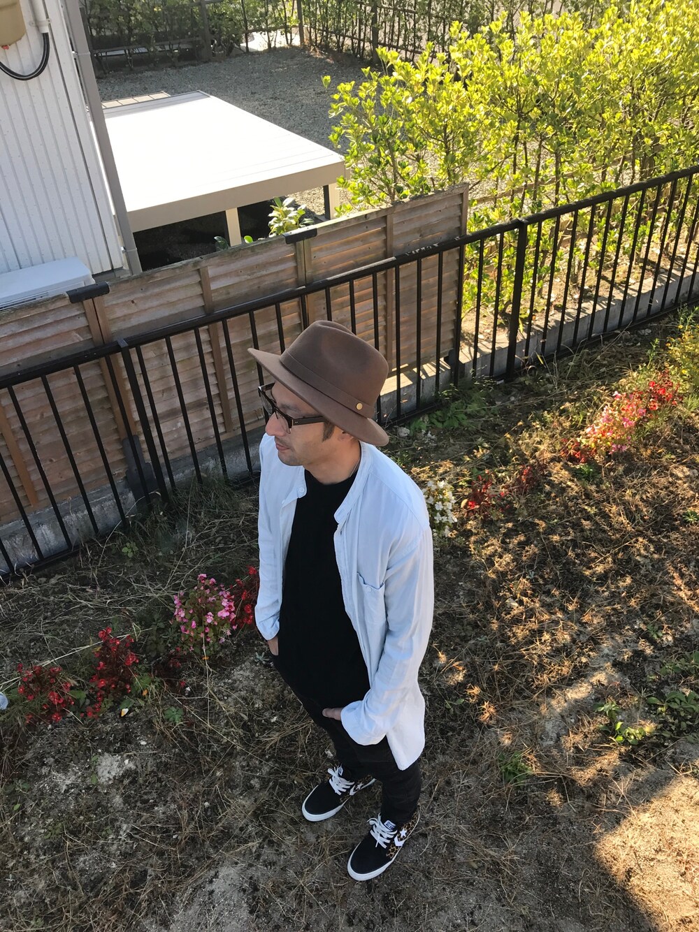 「休日スタイル、黒スキニー、UNIQLO、モノトーン、シンプル、ロングシャツ」｜「UNIQLOのアイテム（ハット、ブラウン系）」を使った、ハナさん（メンズ・174cm）の秋コーディネートの1枚目の写真