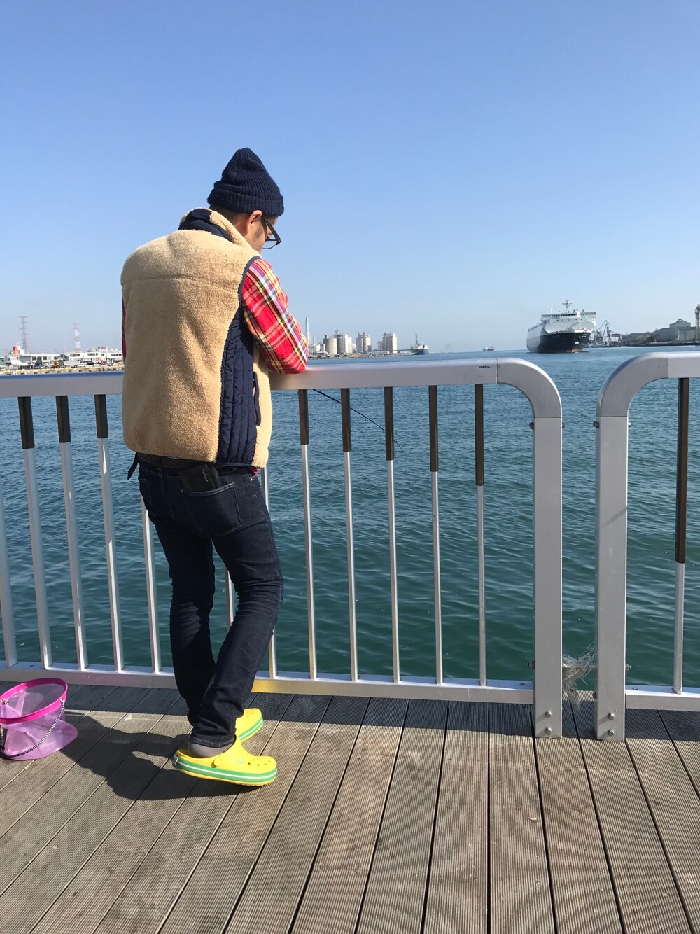 「休日スタイル、スキニー、古着、釣りスタイル、ニット帽、めがね、アウトドアスタイル」｜「MONKEY TIMEの＜monkey time＞ SOLID AZE BEANIE/ビーニー：（ニットキャップ/ビーニー、ブルー系）」を使った、ハナさん（メンズ・174cm）の秋コーディネートの1枚目の写真