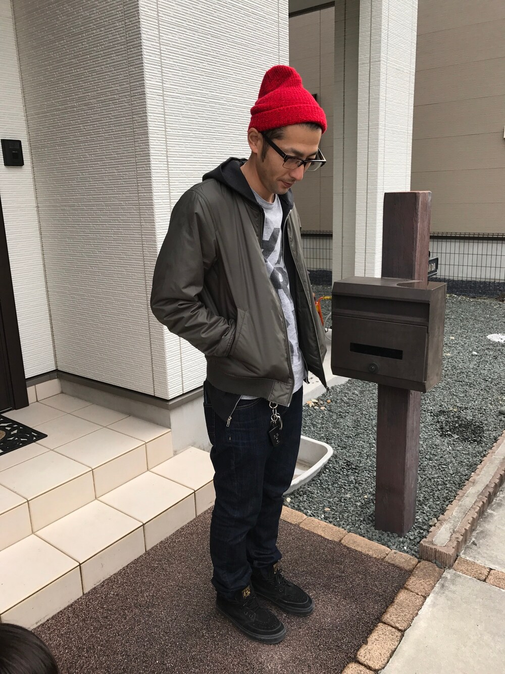 「冬、シンプルコーデ、カジュアル、ニット帽、パーカー、休日スタイル、スキニー、タイヤ交換」｜「tk.TAKEO KIKUCHIのアイテム（ハット、レッド系）」を使った、ハナさん（メンズ・174cm）の秋コーディネートの1枚目の写真