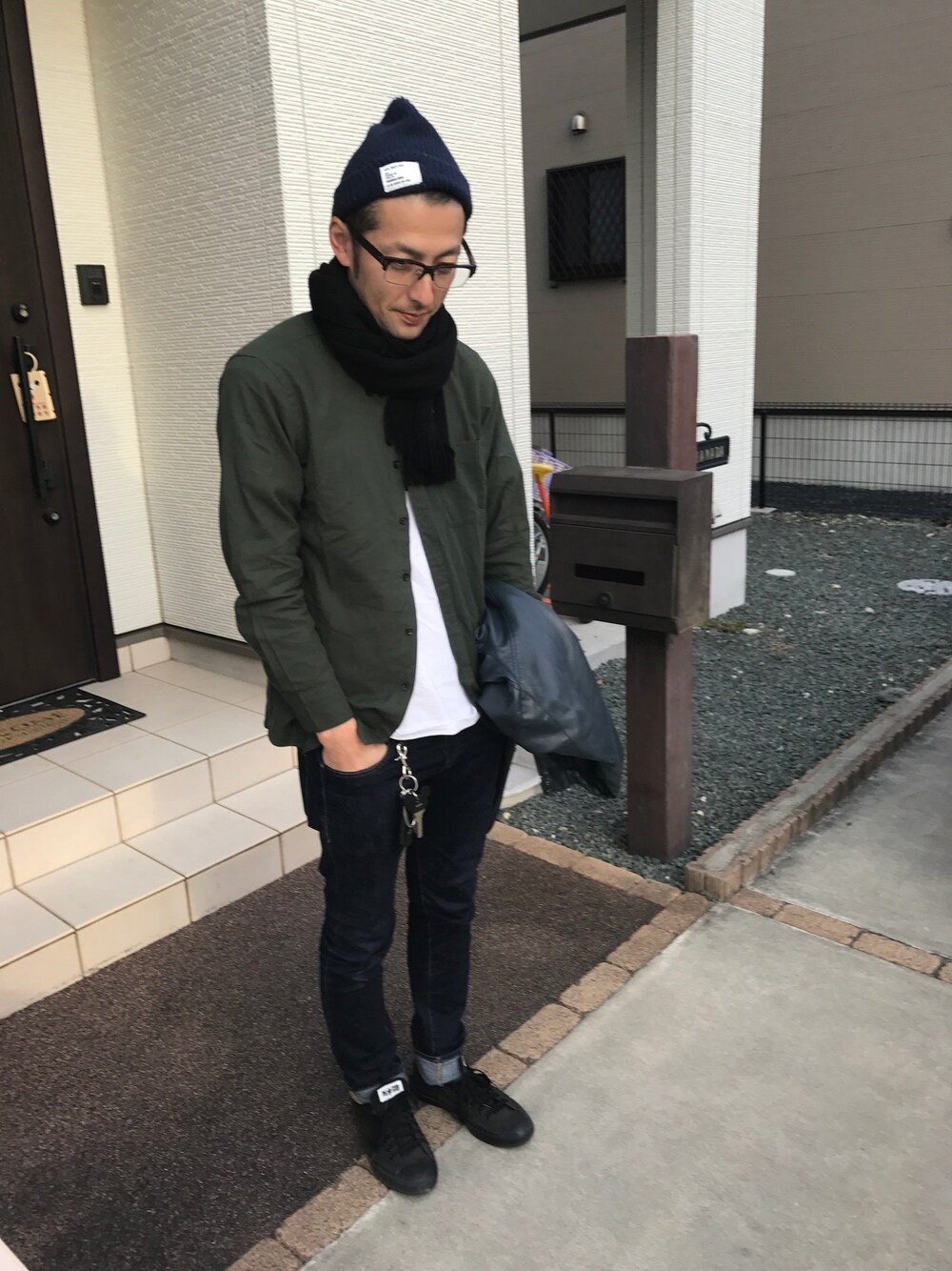 「冬、オトナカジュアル、休日スタイル、ネイビー、ニット帽、メガネ男子、スキニーデニム、マフラー」｜「MONKEY TIMEの＜monkey time＞ SOLID AZE BEANIE/ビーニー：（ニットキャップ/ビーニー、ブルー系）」を使った、ハナさん（メンズ・174cm）の秋コーディネートの1枚目の写真