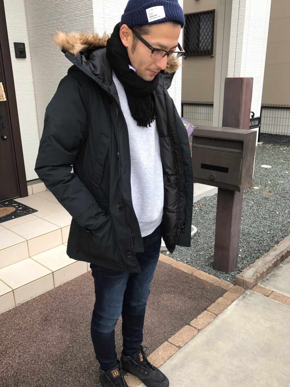 「シンプルコーデ、休日スタイル、UNIQLO、スキニー、スキニーデニム、ニット帽、メガネ男子」｜「MONKEY TIMEの＜monkey time＞ ∴ アゼ ビーニー（ニットキャップ/ビーニー、ブルー系）」を使った、ハナさん（メンズ・174cm）の秋コーディネートの1枚目の写真