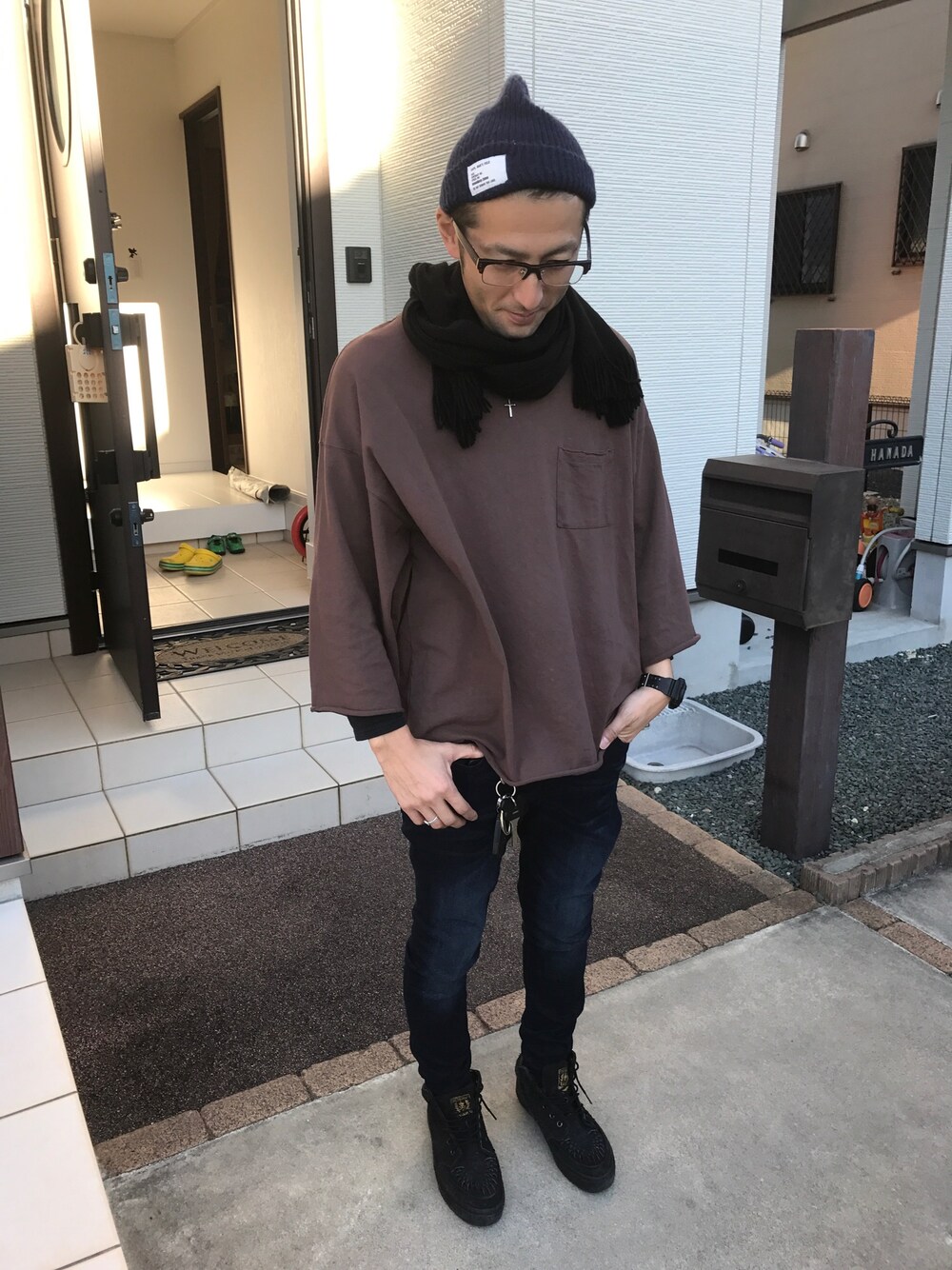 「シンプル、スキニーデニム、ゆるコーデ、めがね、ニット帽、休日スタイル、発表会」｜「MONKEY TIMEの＜monkey time＞ SOLID AZE BEANIE/ビーニー：（ニットキャップ/ビーニー、ブルー系）」を使った、ハナさん（メンズ・174cm）の冬コーディネートの1枚目の写真