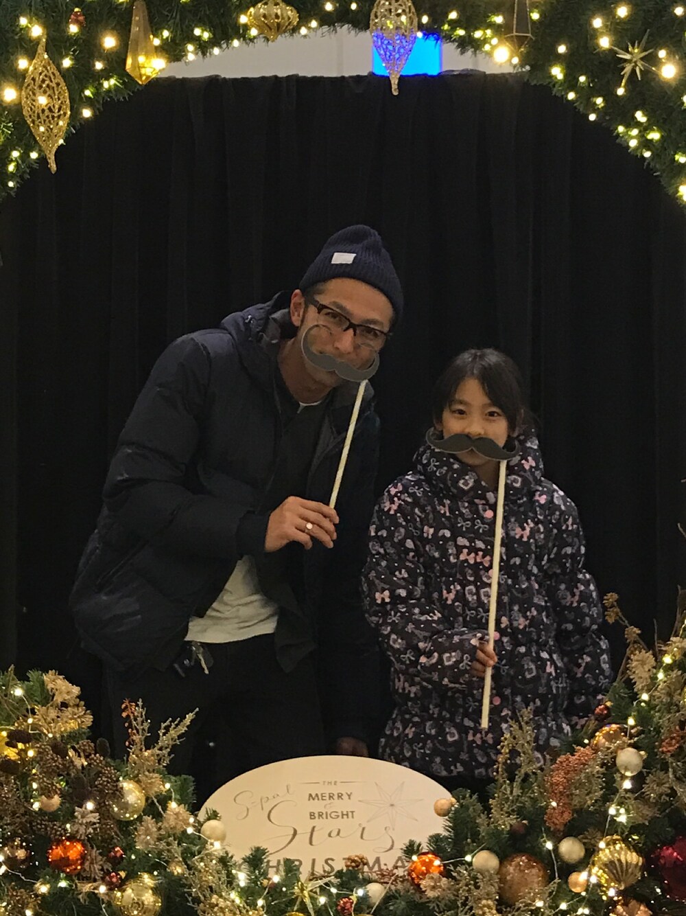 「休日スタイル、スキニー、ネイビー、黒、ニット帽、ダウンジャケット、クリスマス、めがね」｜「no brandのアイテム（その他、ブラック系）」を使った、ハナさん（メンズ・174cm）の冬コーディネートの1枚目の写真
