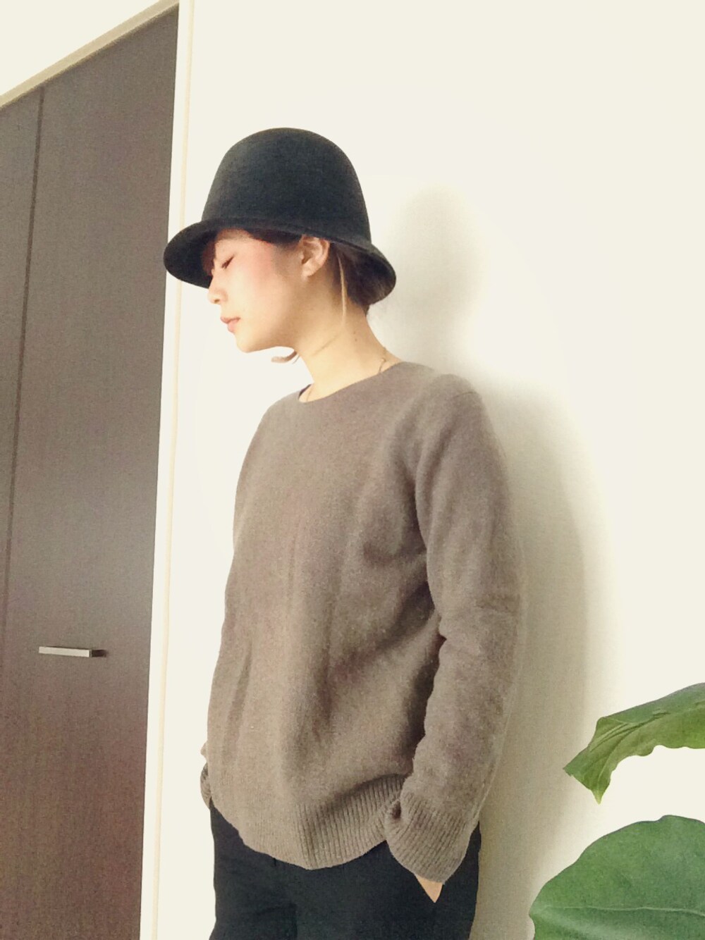 ベージュ系のニット/セーター、ブルー系のトートバッグ、ブルー系のその他を着用したレディースの春コーディネートの1枚目の写真