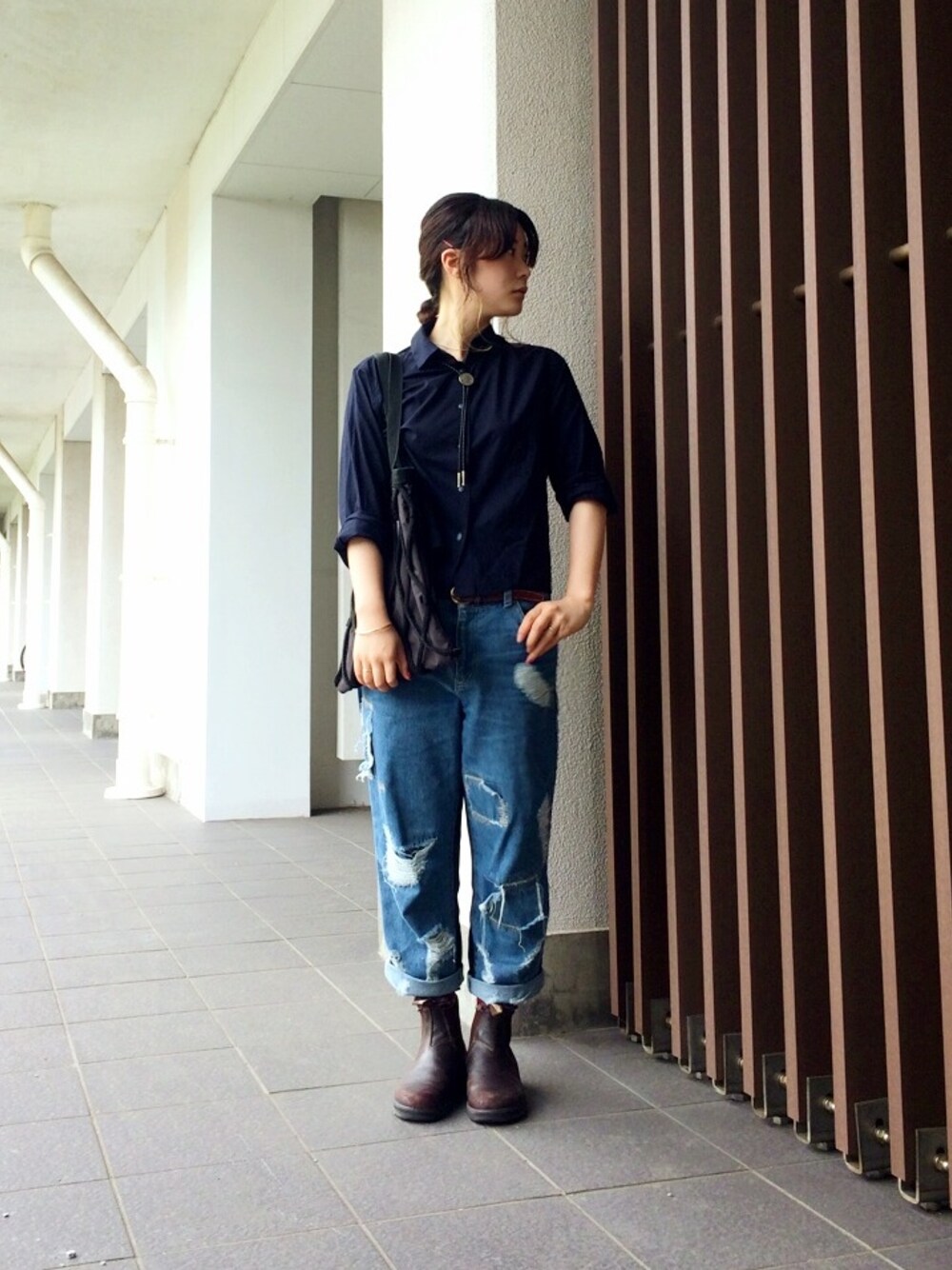 ブルー系のシャツ/ブラウス、ブルー系のデニムパンツ、ブラウン系のブーツを着用したレディースの夏コーディネートの1枚目の写真