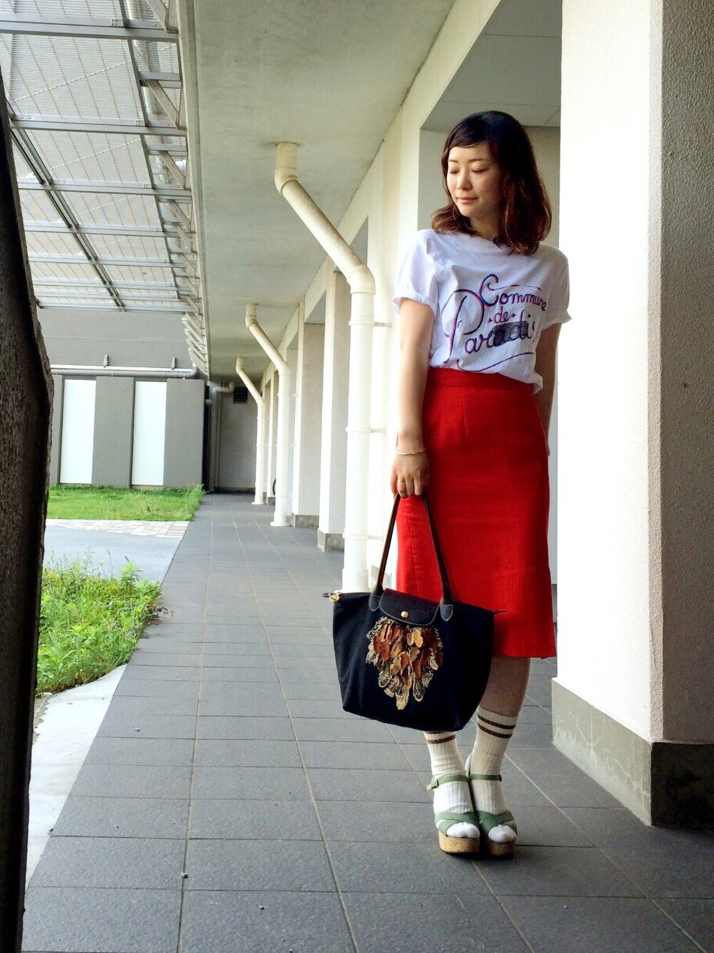 ホワイト系のTシャツ/カットソー、レッド系のスカート、トートバッグを着用したレディースの夏コーディネートの1枚目の写真