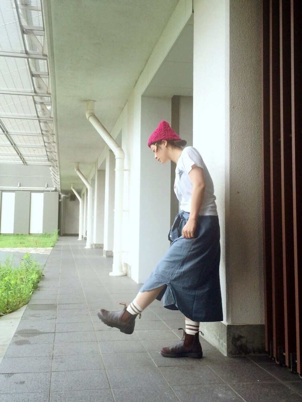 ホワイト系のTシャツ/カットソー、ブラウン系のソックス/靴下を着用したレディースの夏コーディネートの1枚目の写真