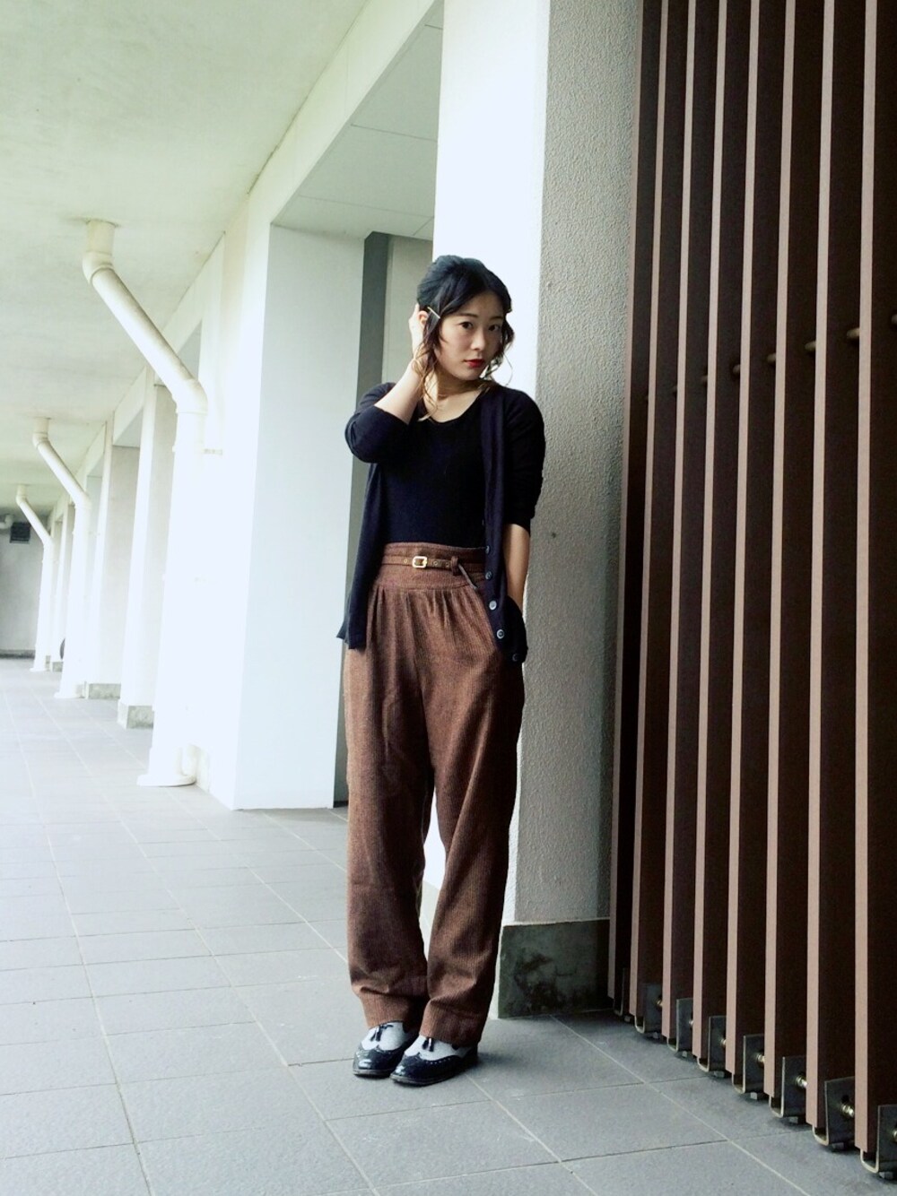 ブラウン系のその他パンツ、ブラック系のTシャツ/カットソー、グレー系のその他シューズを着用したレディースの夏コーディネートの1枚目の写真