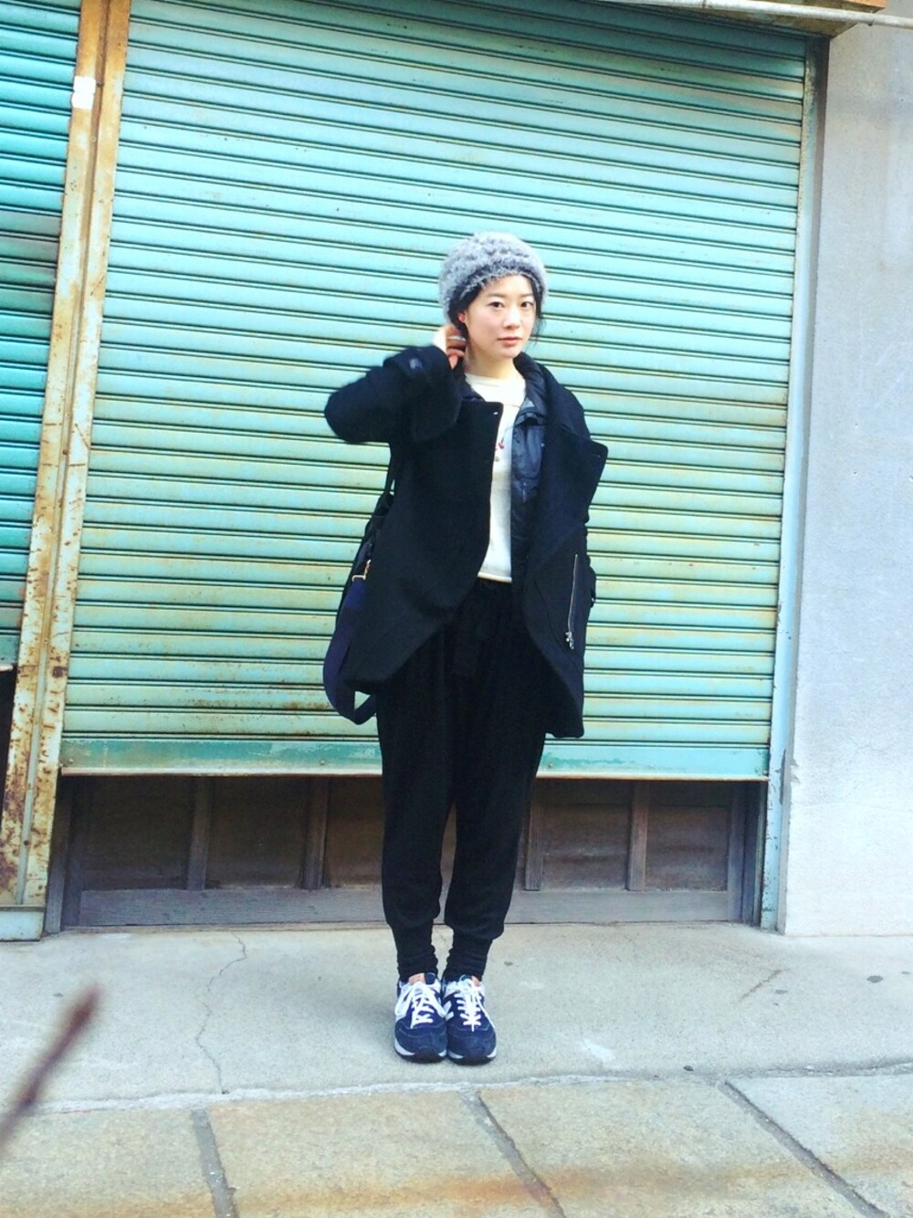 ブラック系のナイロンジャケット、ブラック系のその他パンツ、ブラック系のスニーカーを着用したレディースの冬コーディネートの1枚目の写真