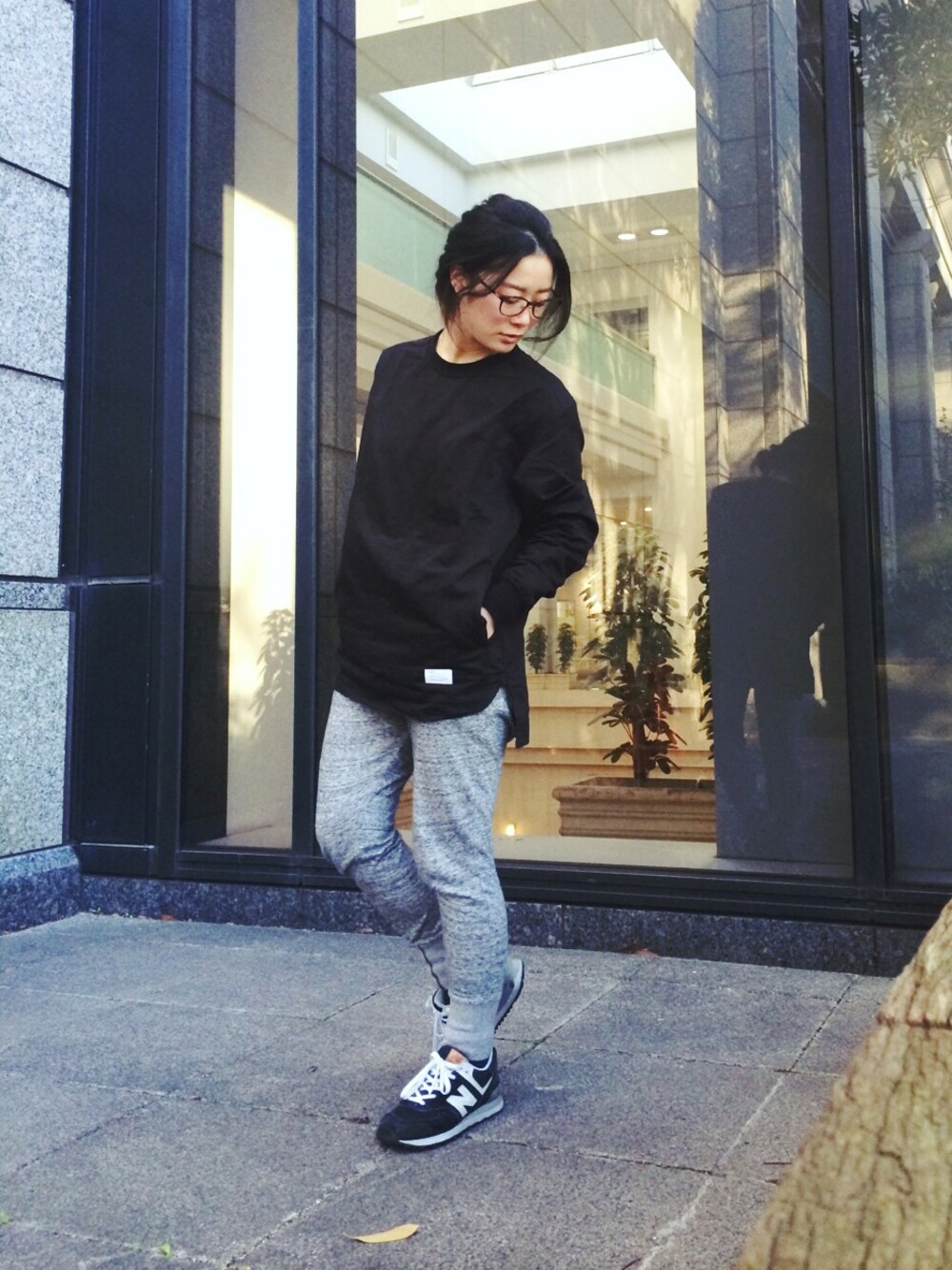 ブラック系のシャツ/ブラウス、その他パンツ、ブラック系のシャツ/ブラウスを着用したレディースの冬コーディネートの1枚目の写真