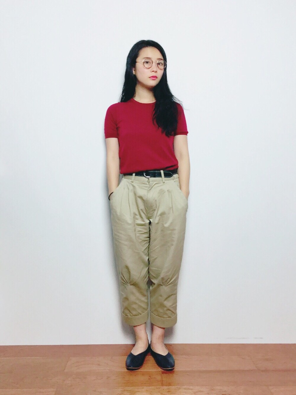 レッド系のニット/セーター、ベージュ系のチノパンツ、ブルー系のスリッポンを着用したレディースの夏コーディネートの1枚目の写真